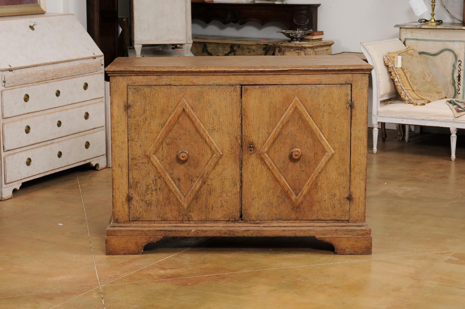 Buffet dipinto in stile barocco italiano dell'inizio del XVII secolo con motivi a diamante intagliati in vendita 3