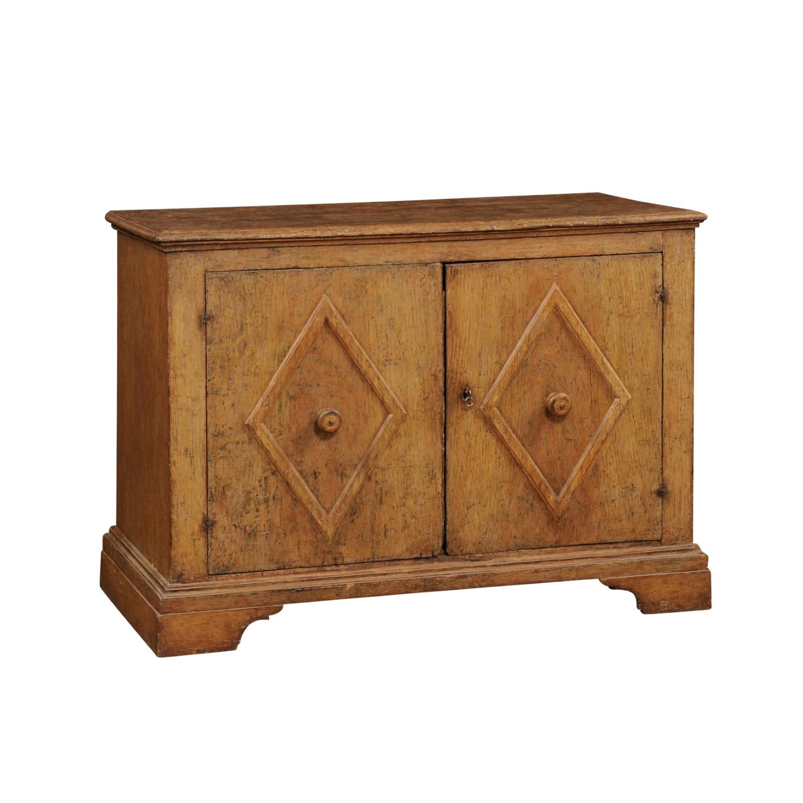 Un buffet in legno dipinto del periodo barocco italiano, risalente agli inizi del XVII secolo, con due ante, motivi a diamante intagliati, piedi a staffa e una patina ben conservata. Creato in Italia durante i primi anni del XVII secolo, questo
