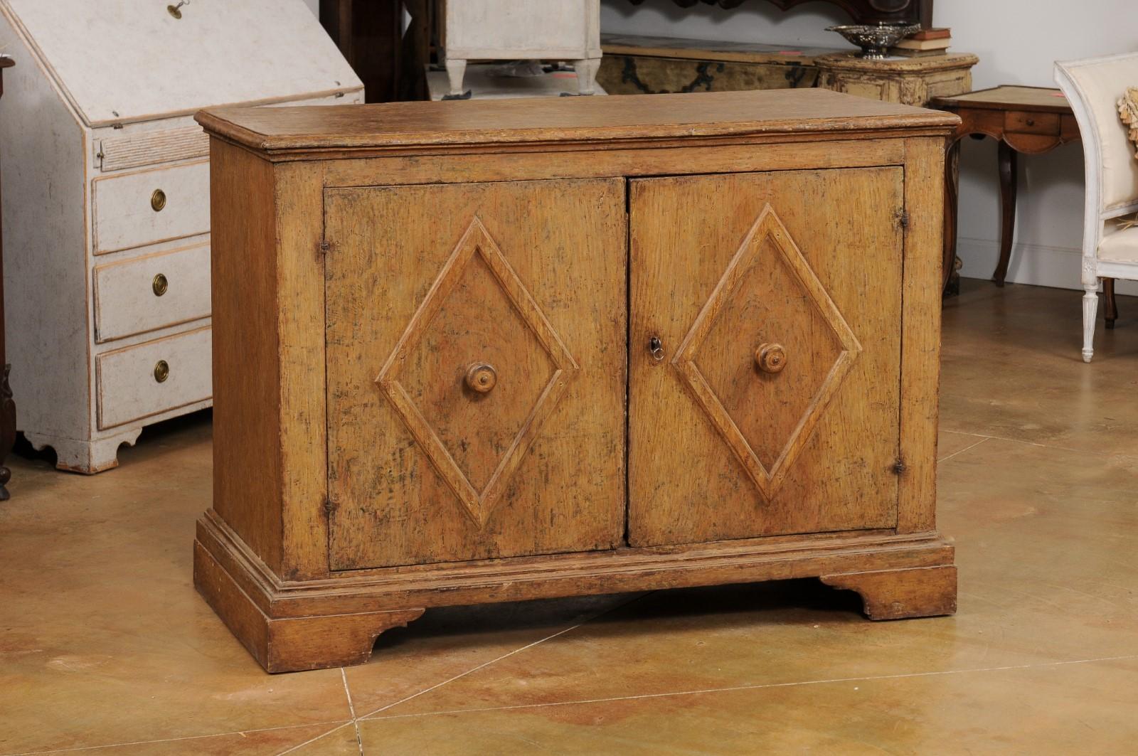 Barocco Buffet dipinto in stile barocco italiano dell'inizio del XVII secolo con motivi a diamante intagliati in vendita