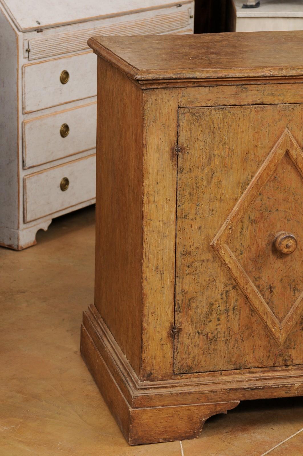Italiano Buffet dipinto in stile barocco italiano dell'inizio del XVII secolo con motivi a diamante intagliati in vendita