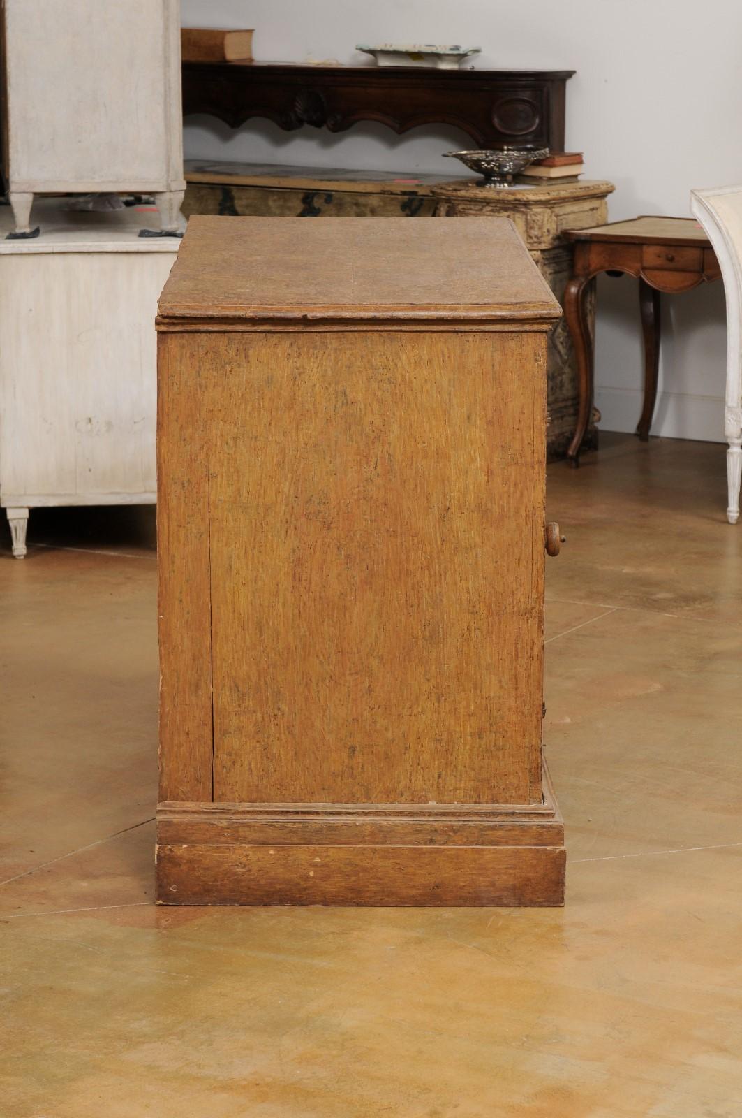 Intagliato Buffet dipinto in stile barocco italiano dell'inizio del XVII secolo con motivi a diamante intagliati in vendita