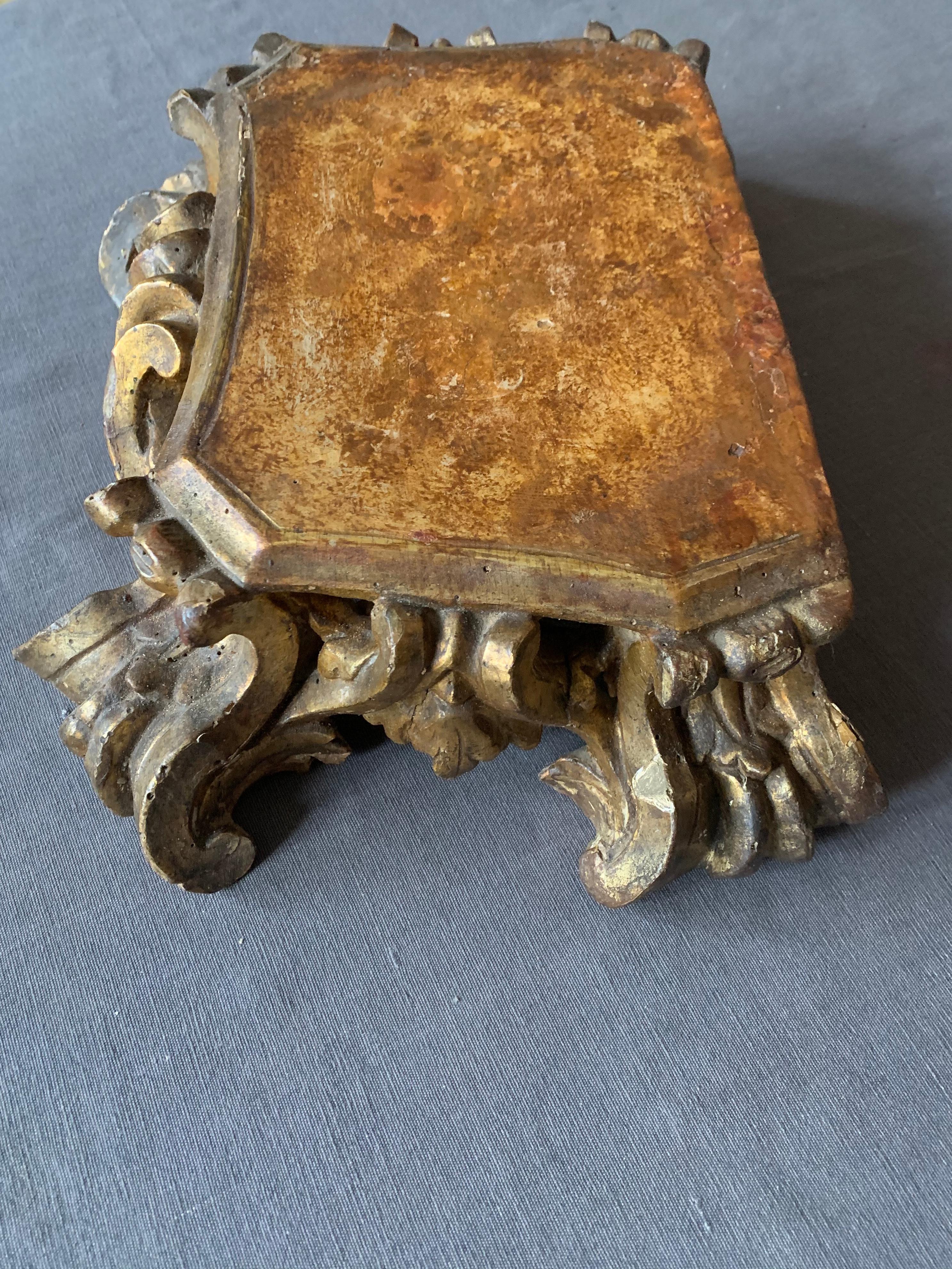 Italian Baroque Gilt Carved Stand In Good Condition In New York, NY