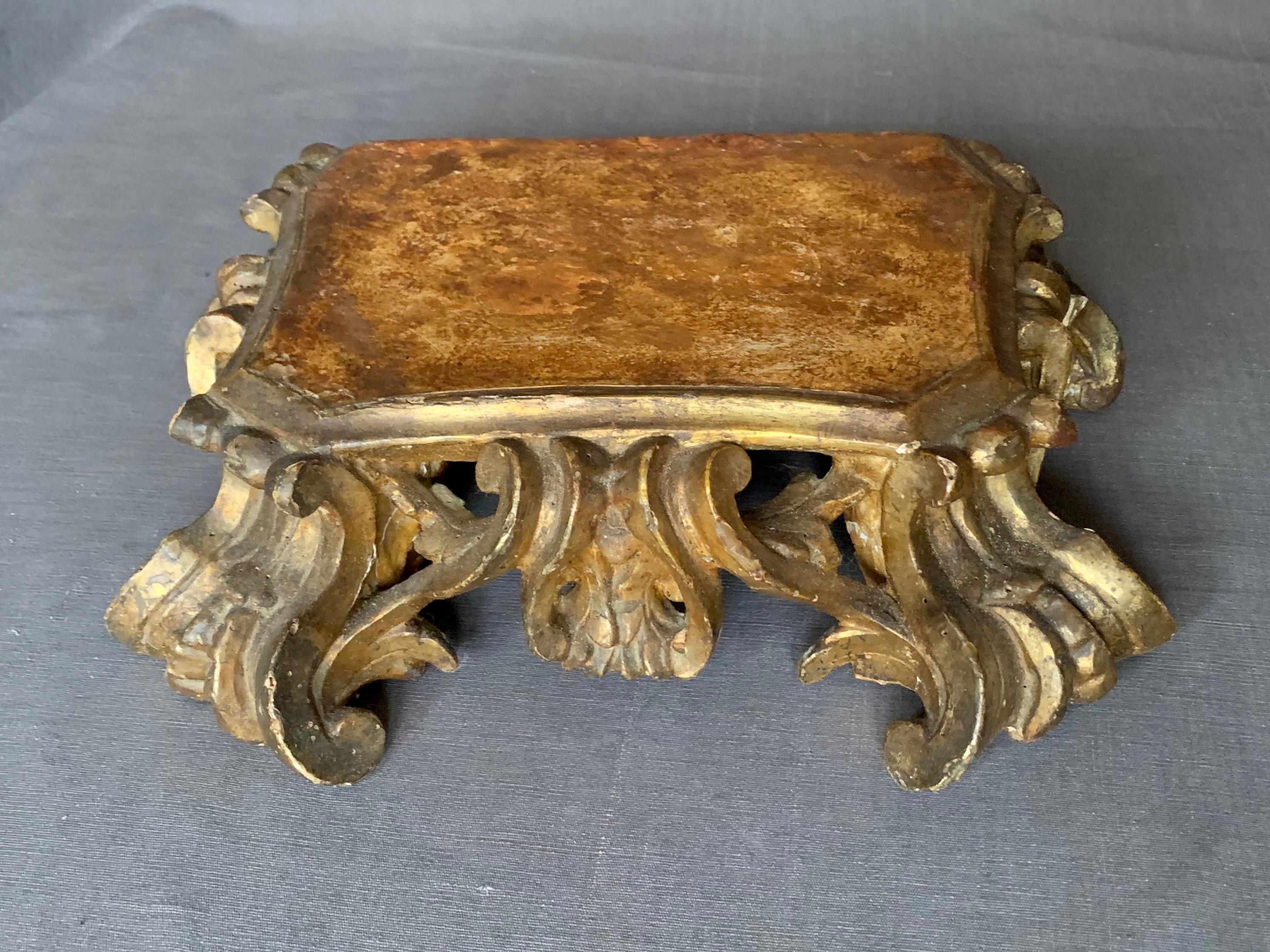 Beautiful and richly carved Baroque gilt pedestal base with patinated top, Italy, early 1700. 
Dimension: 14.5