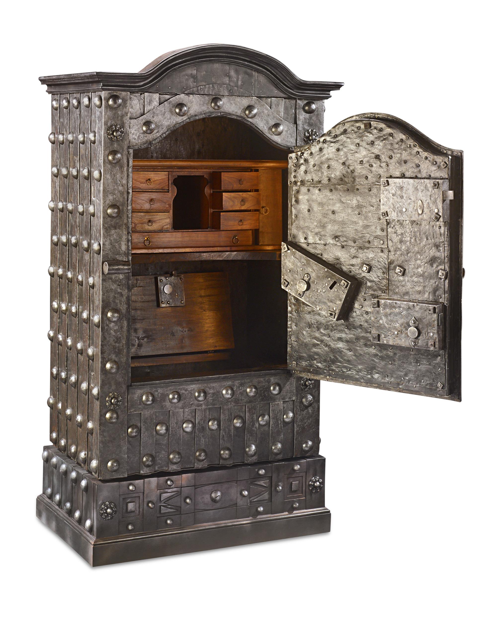 Visuellement imposant et mécaniquement complexe, ce formidable coffre-fort baroque italien aurait fourni une sécurité inégalée pour la conservation d'objets de valeur au XVIIIe siècle. Les motifs de clous de girofle qui recouvrent le coffre-fort