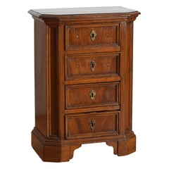 Table de chevet baroque italienne en noyer clair à 4 tiroirs, milieu du XVIIe siècle