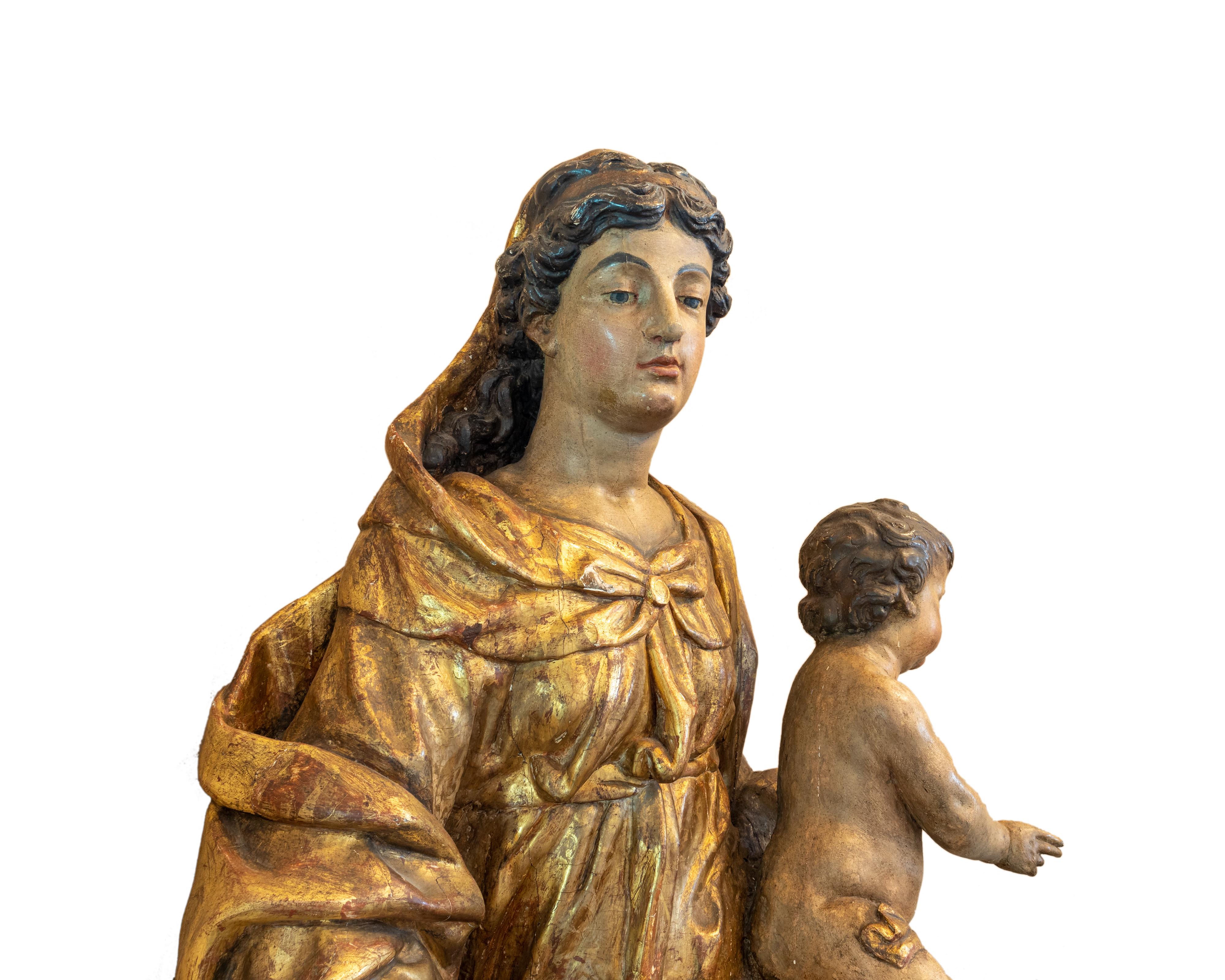 Italienische barocke Madonna mit Child Skulptur, 18. Jahrhundert (Blattgold) im Angebot