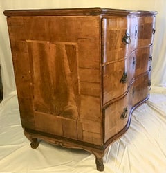 Commode italienne baroque en marqueterie à façade serpentine