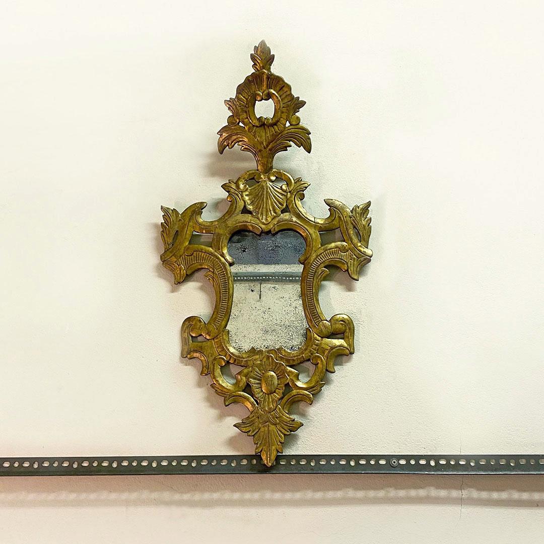 Italian baroque mercury glass mirror with with frame in gilded wood, 1700s
Venetian mirror with frame in gilded wood with gold leaf and mercury glass.
Dating back to the 1700s.
Good conditions.
Measurements in cm 17x45x85h.