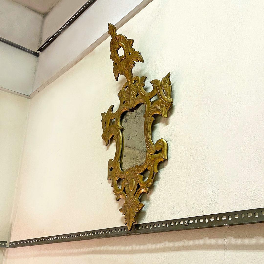Baroque Miroir baroque italien en verre mercuré avec cadre en bois doré, années 1700 en vente