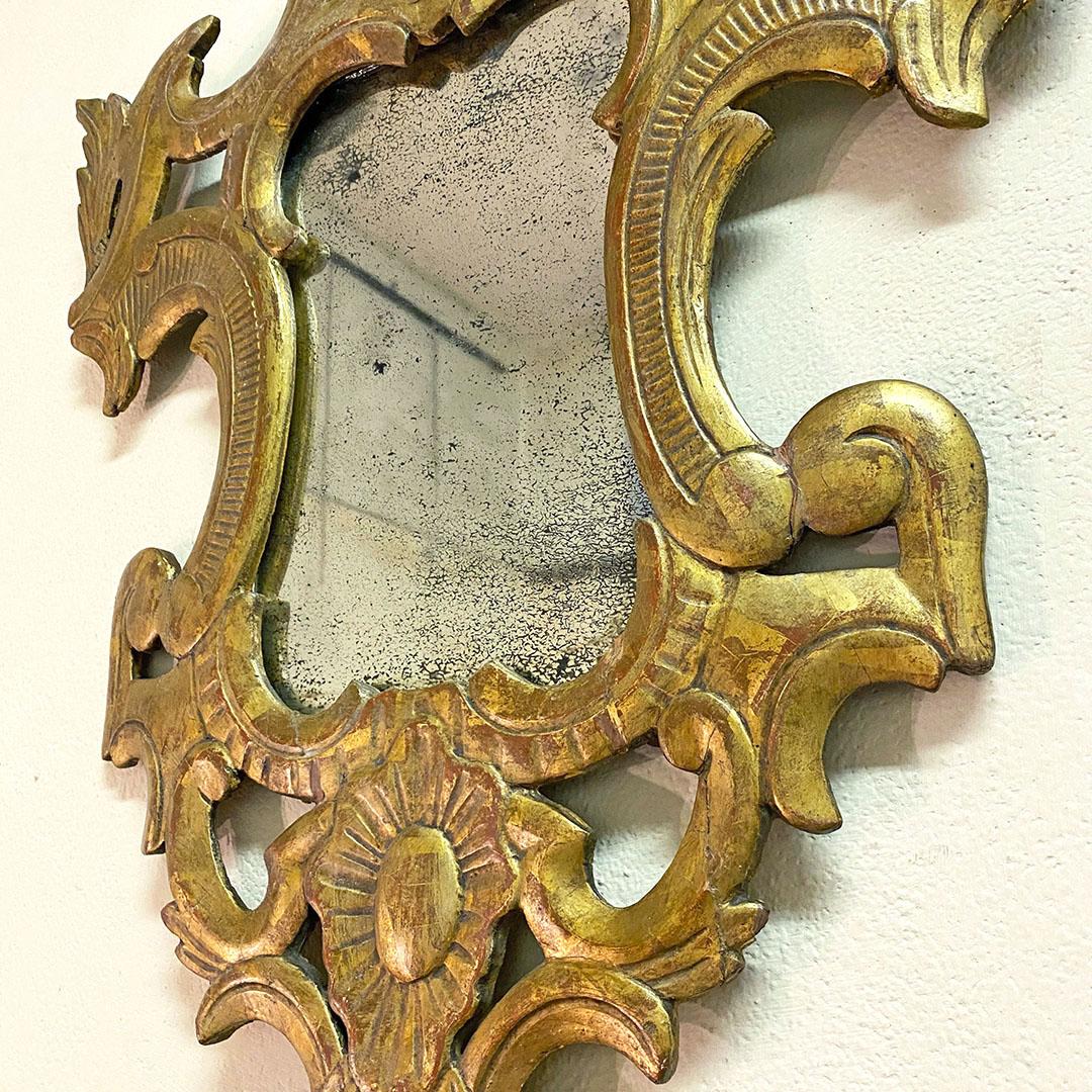 Miroir baroque italien en verre mercuré avec cadre en bois doré, années 1700 en vente 1