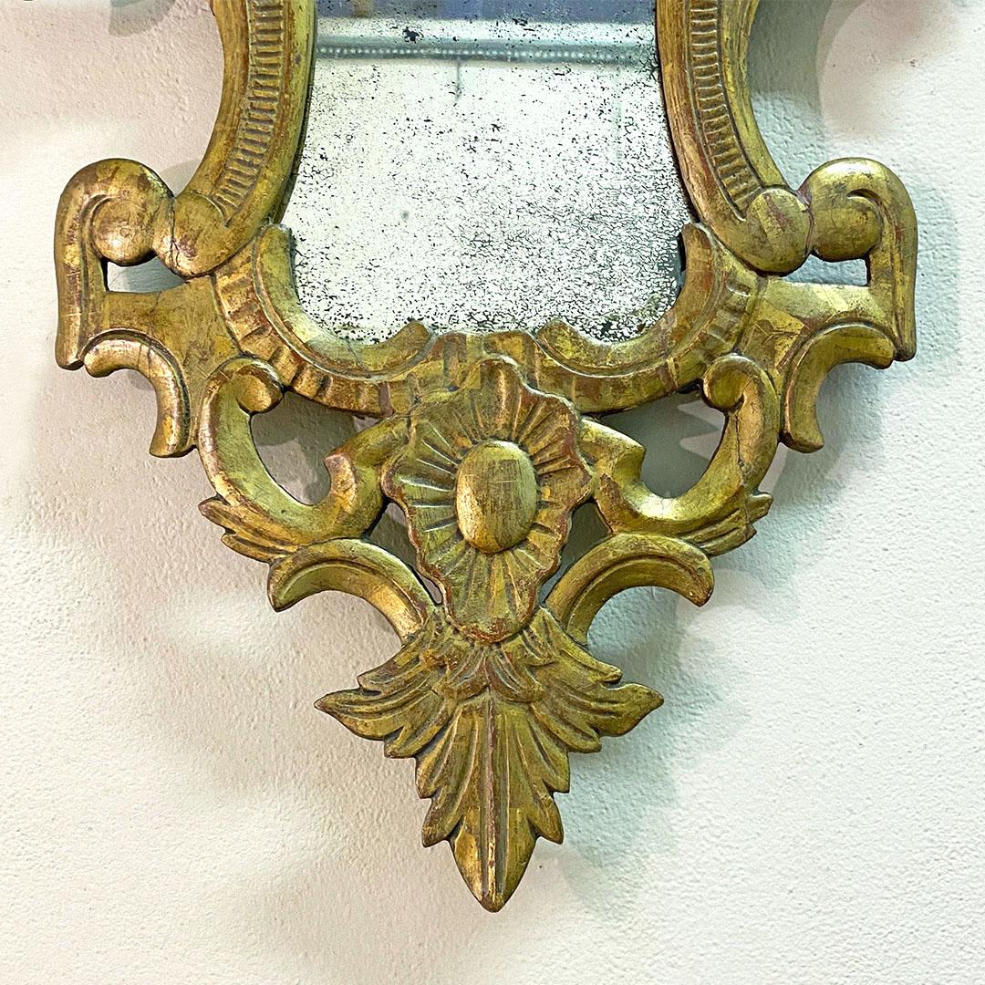 Miroir baroque italien en verre mercuré avec cadre en bois doré, années 1700 en vente 2