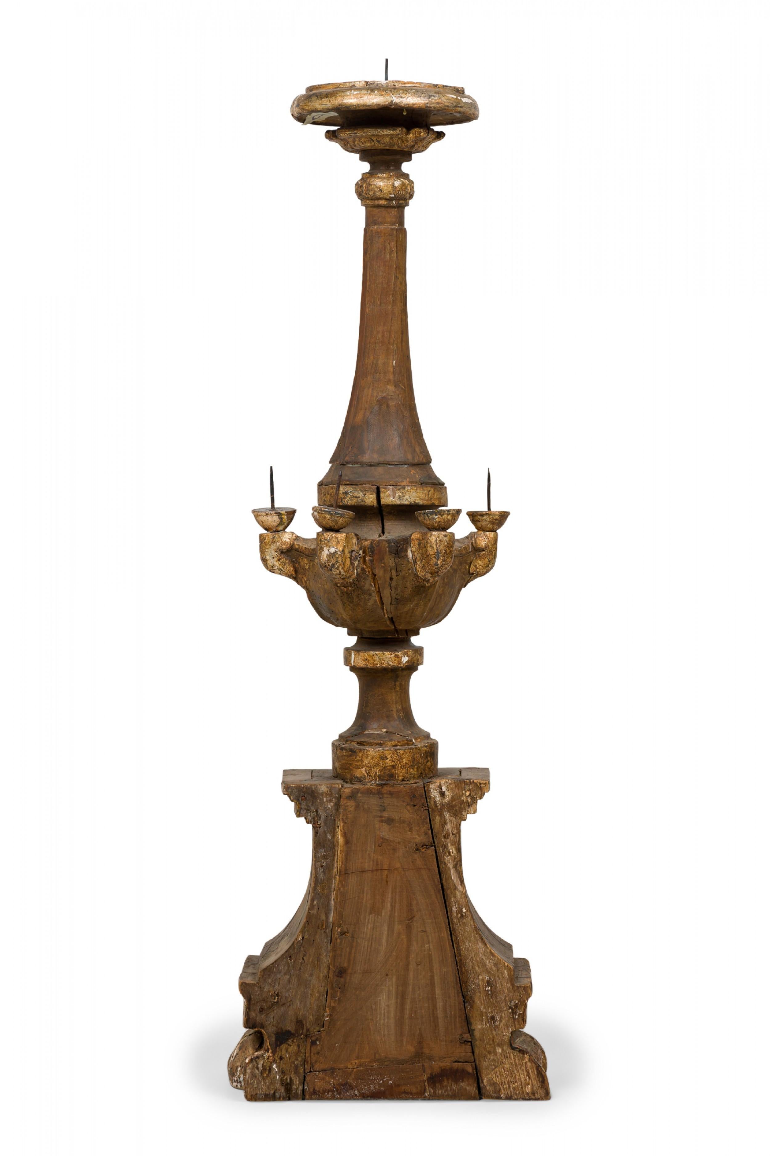 Italienischer Barock Monumental geschnitzt Giltwood Altar Kerzenleuchter (Geschnitzt) im Angebot