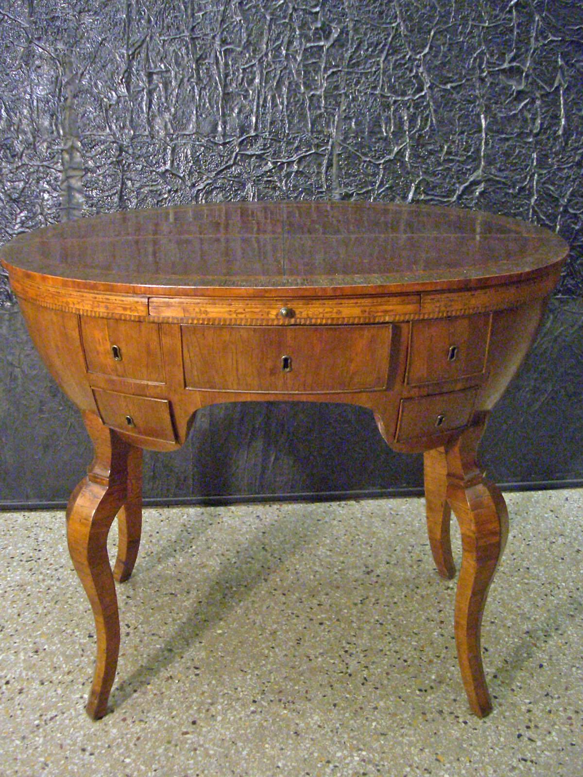 Very unusual and rare Italian Baroque Desk, late 17th century
The oval, dark veneered top within an intricate border made of various woods, contrasts beautifully with the lighter wood of the the barrel shaped body and legs. Thee barrel-shaped body