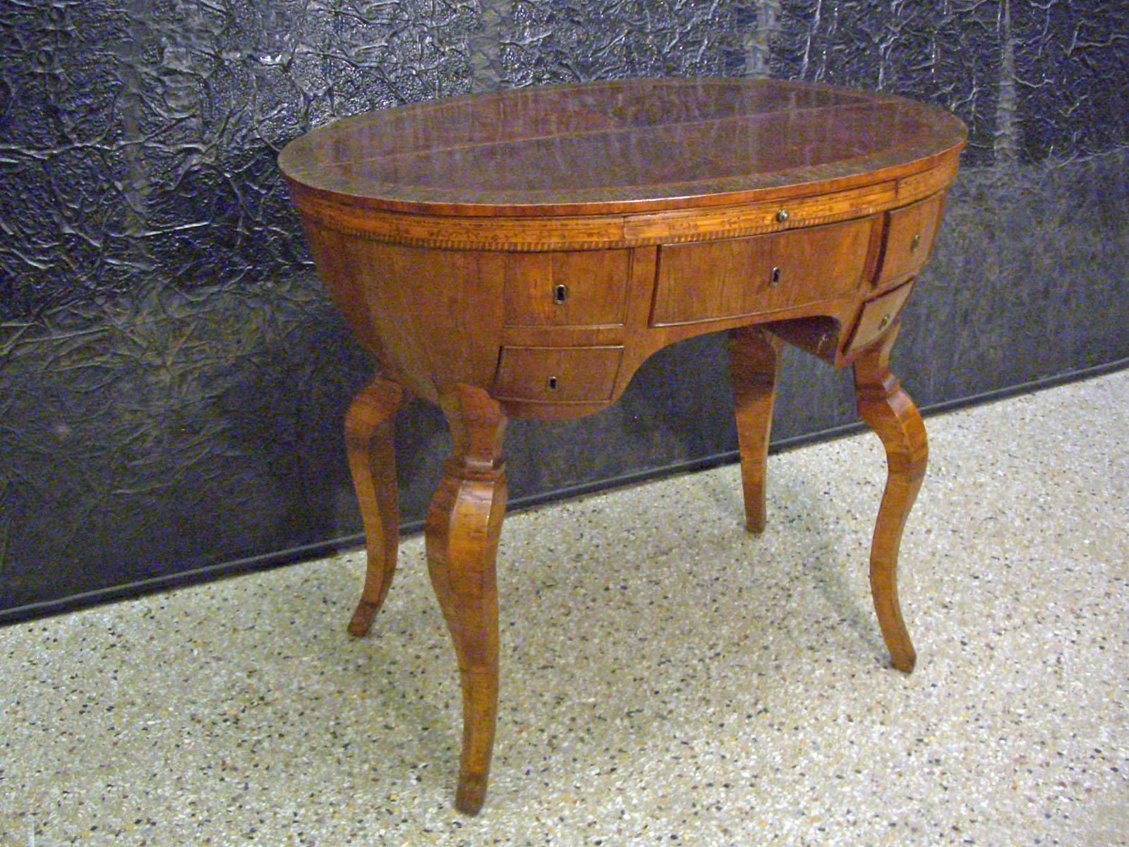 Italian Baroque Oval Fruitwood Veneered and Inlaid Desk, Late 17th Century In Good Condition For Sale In Troy, NY