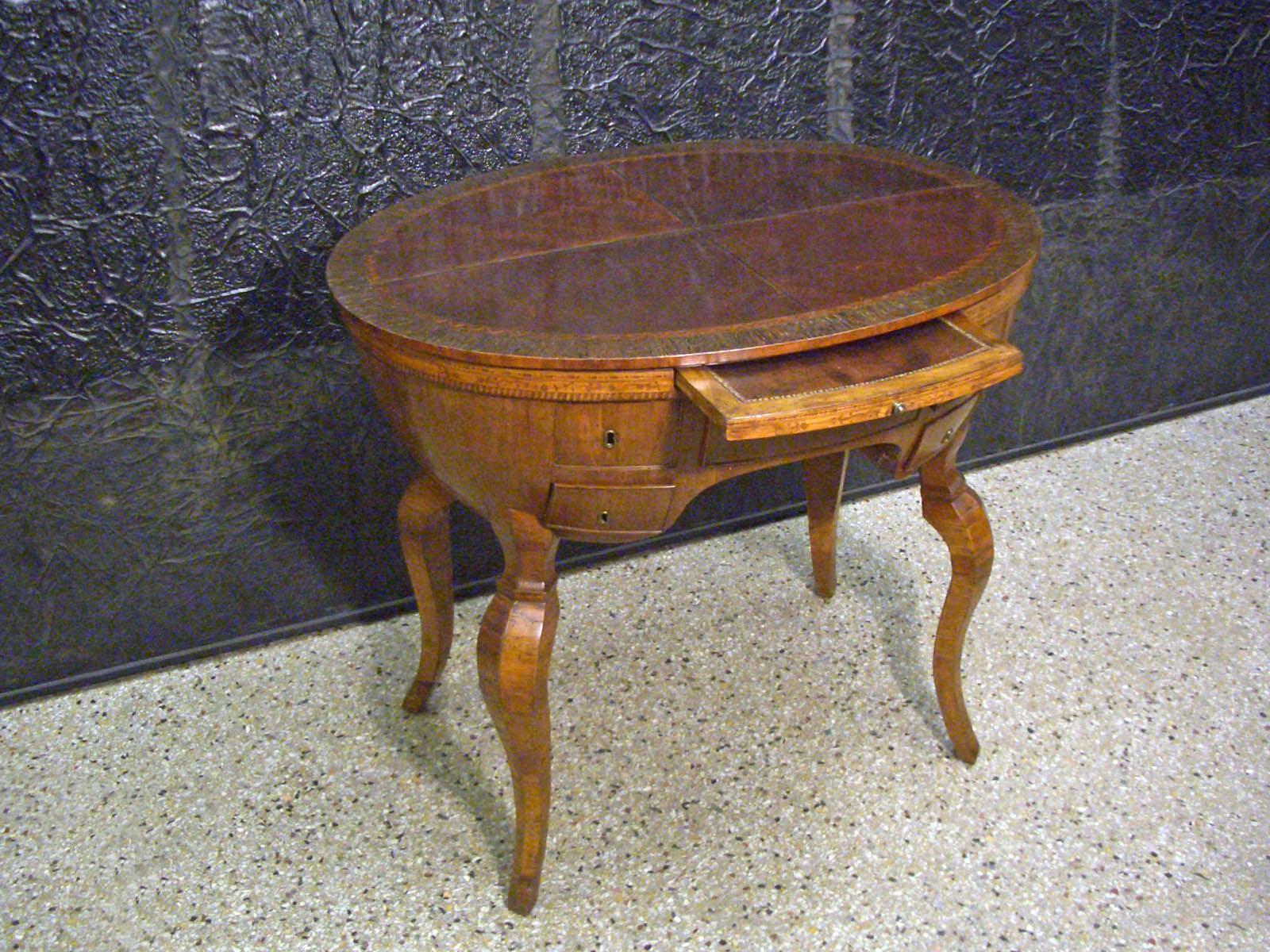 Italian Baroque Oval Fruitwood Veneered and Inlaid Desk, Late 17th Century For Sale 1