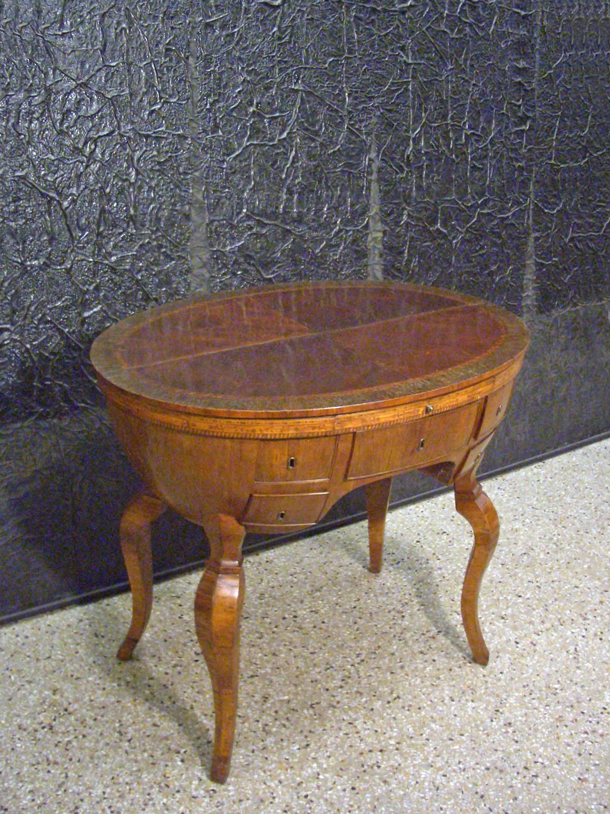 Italian Baroque Oval Fruitwood Veneered and Inlaid Desk, Late 17th Century For Sale 3