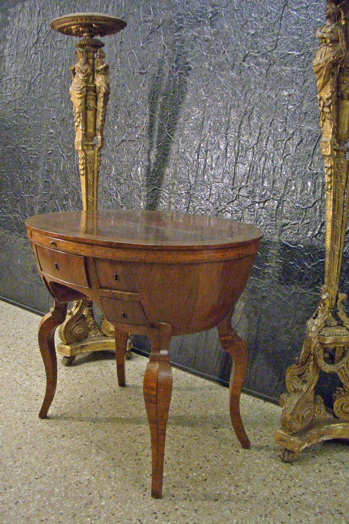 Italian Baroque Oval Fruitwood Veneered and Inlaid Desk, Late 17th Century For Sale 4