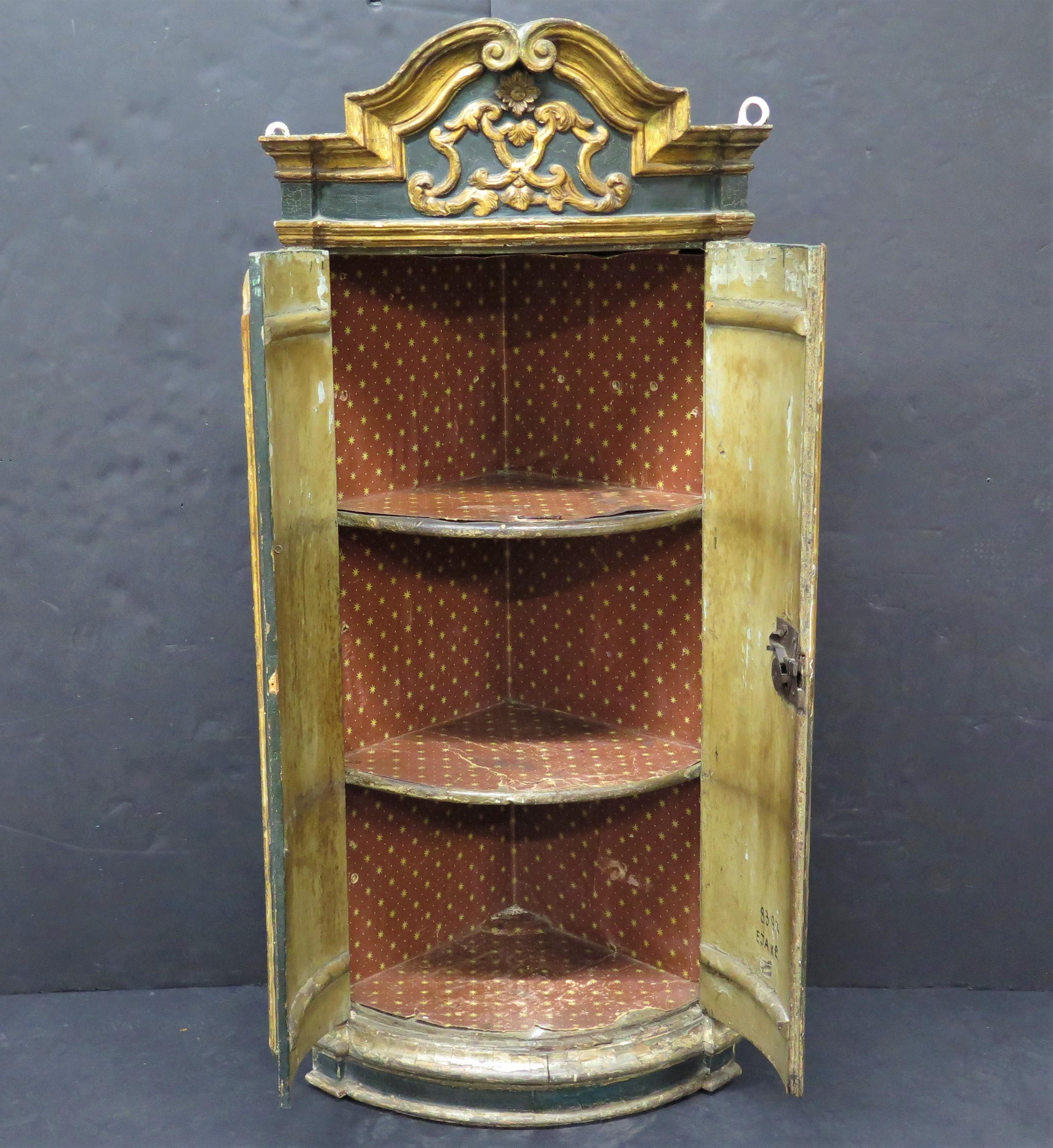 Armario esquinero barroco italiano pintado y dorado en venta 4