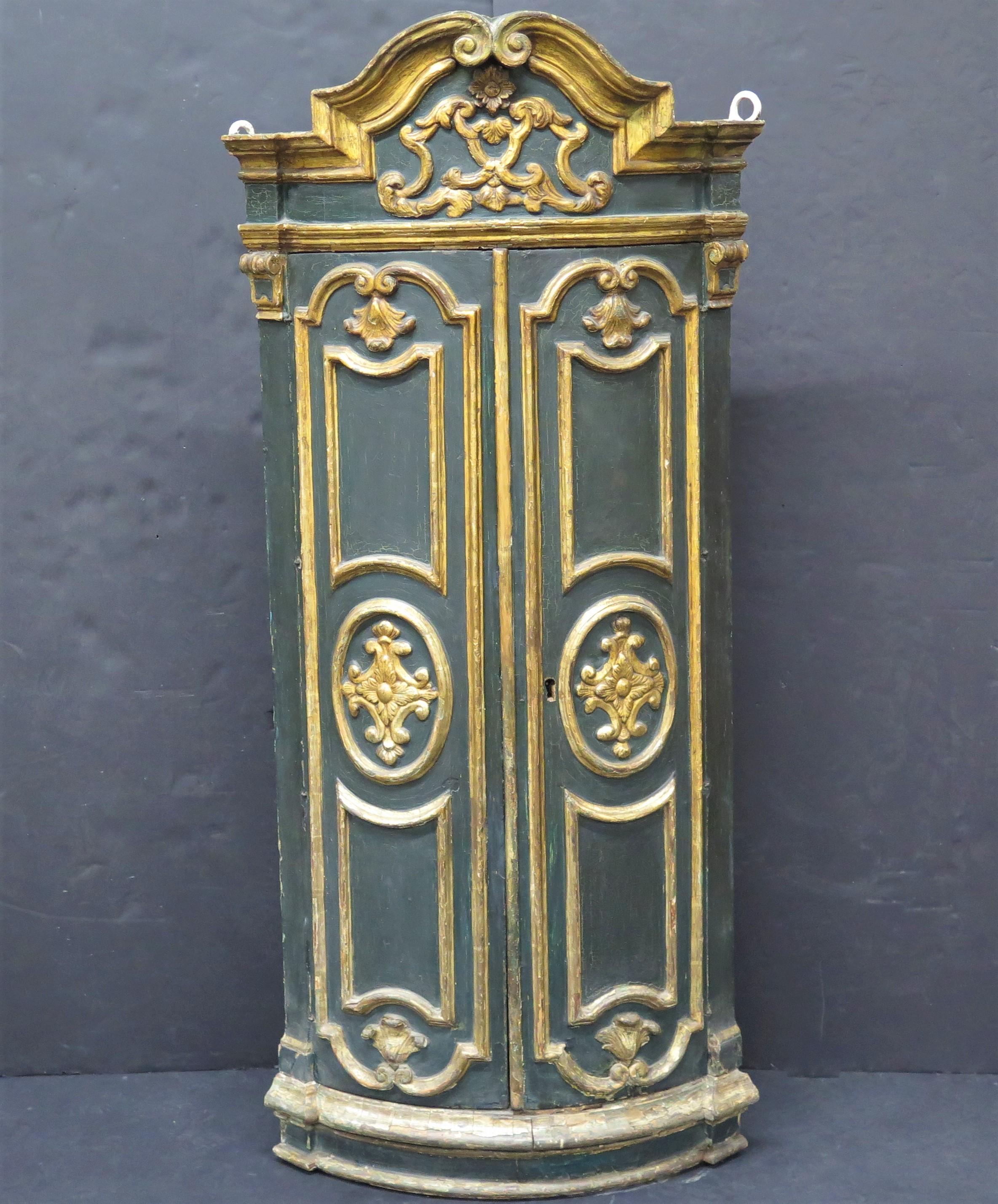 Armario esquinero barroco italiano pintado y dorado en venta 6