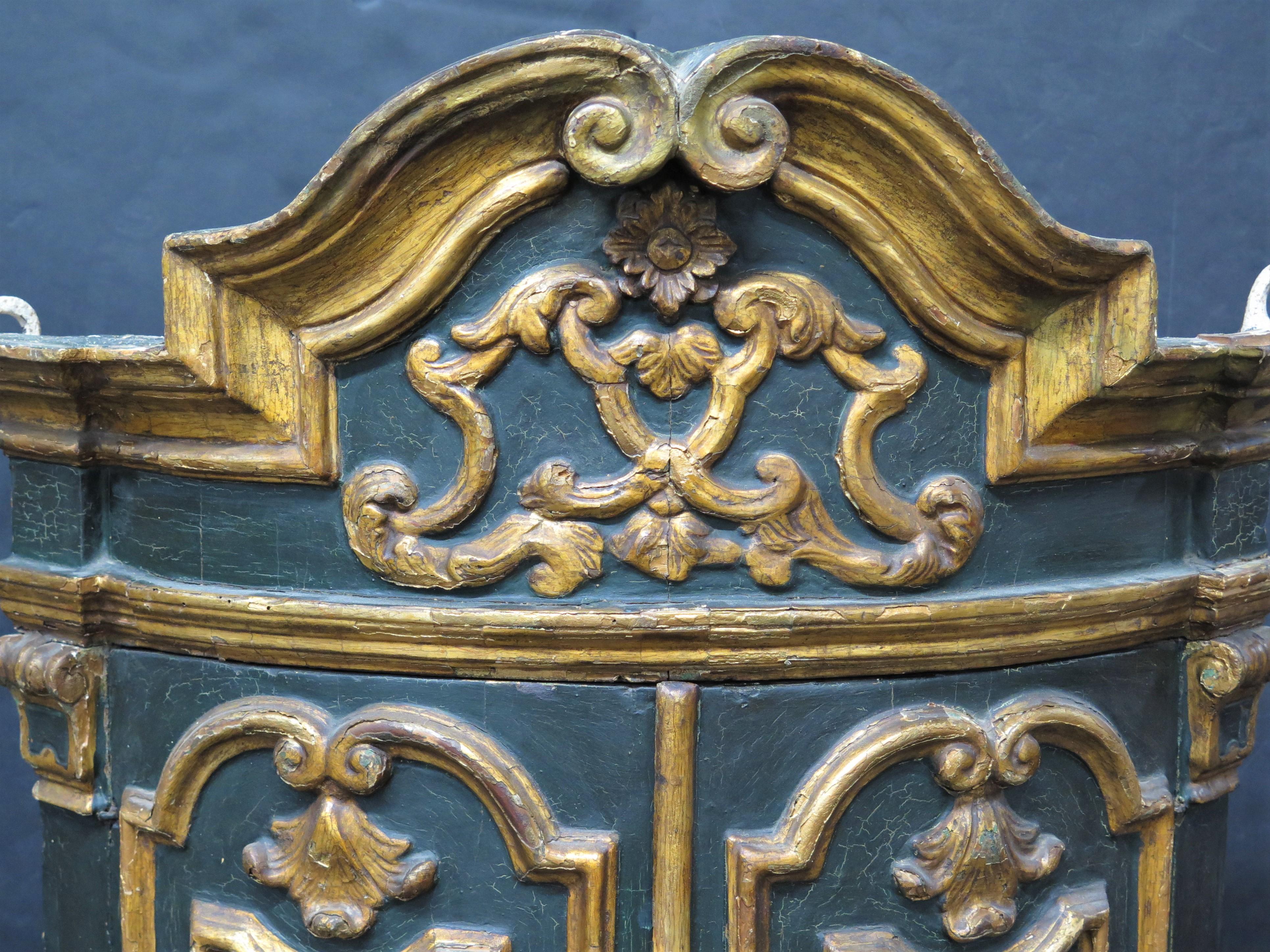 Armario esquinero barroco italiano pintado y dorado Barroco en venta
