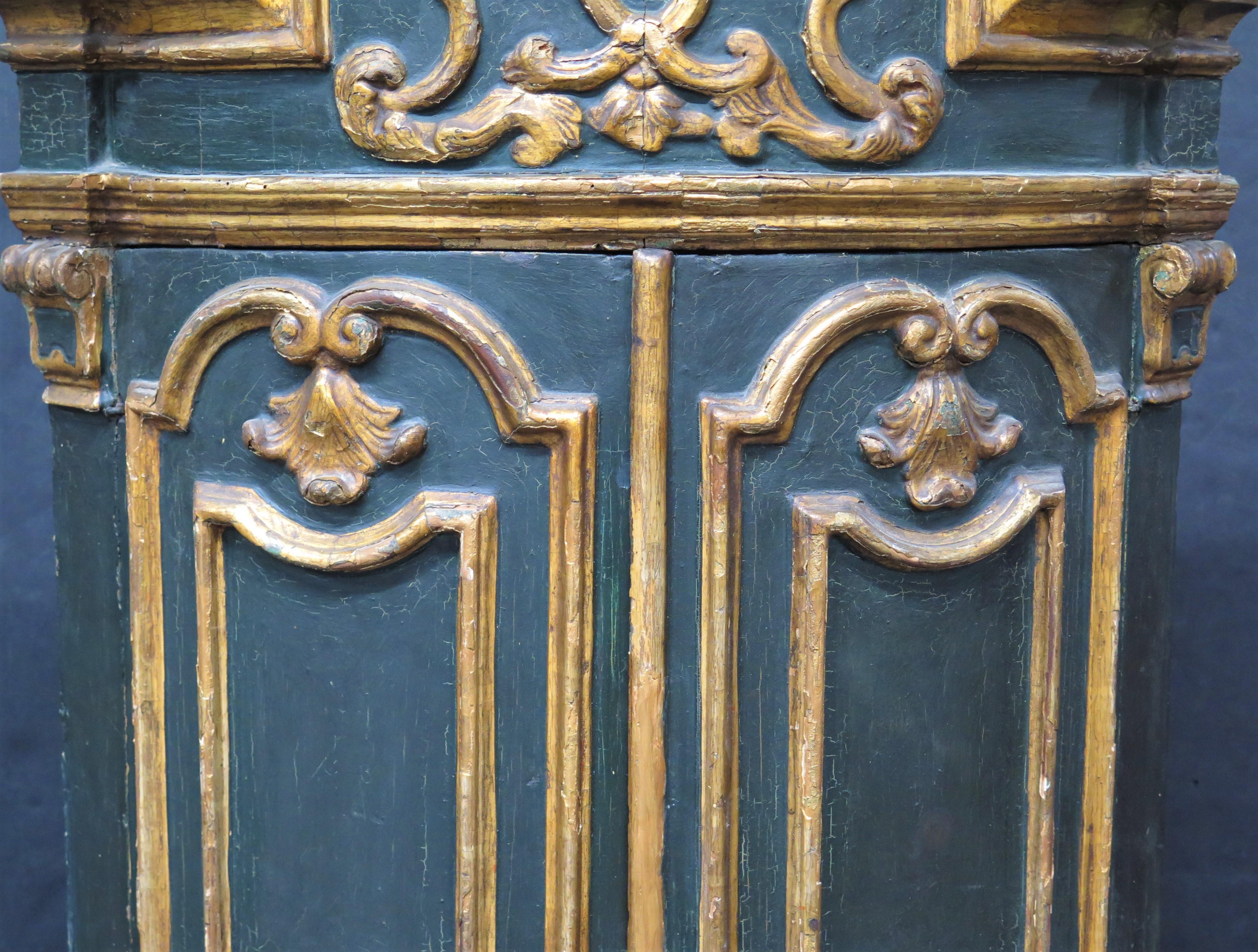Armario esquinero barroco italiano pintado y dorado Italiano en venta