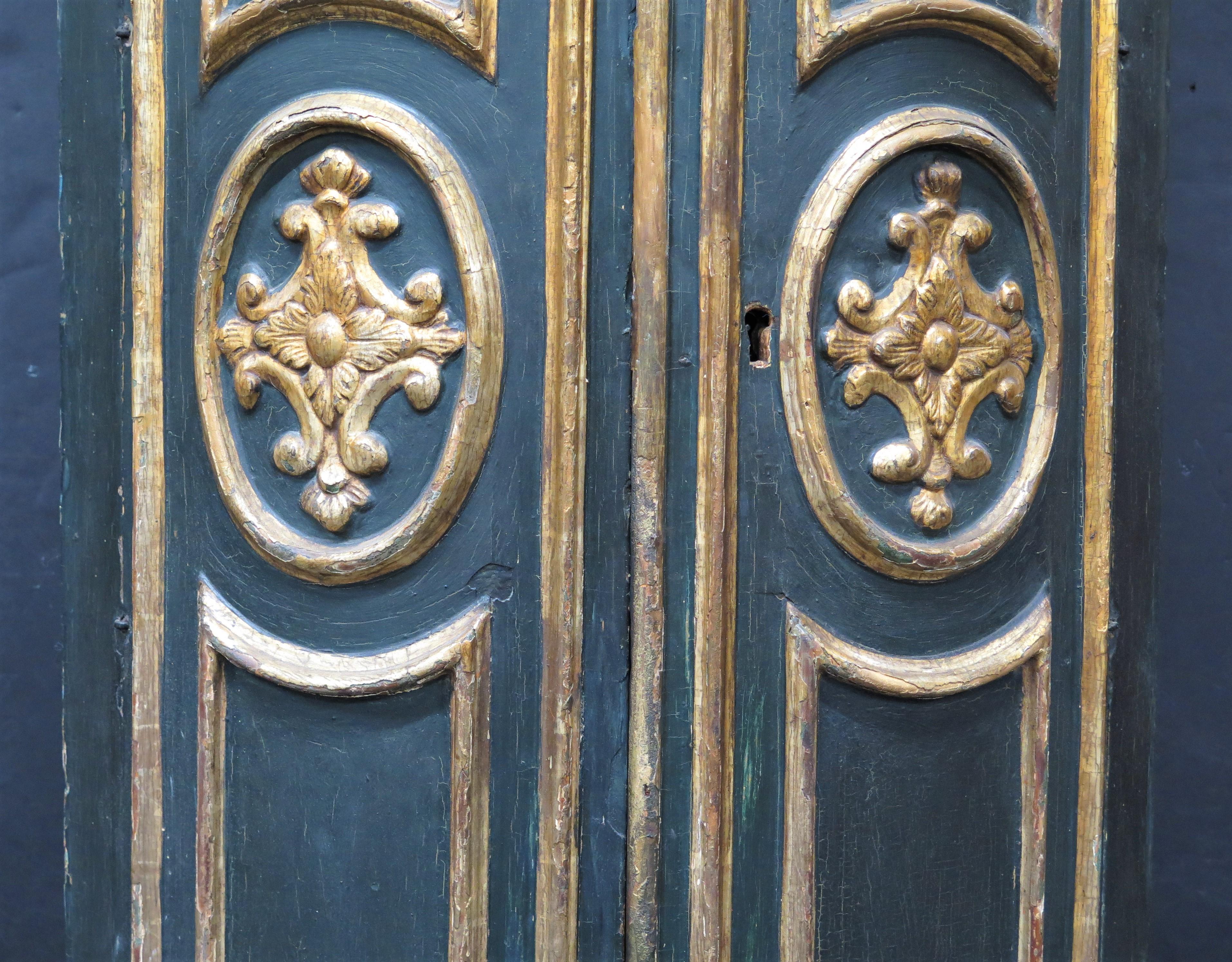 Armario esquinero barroco italiano pintado y dorado Pintado a mano en venta