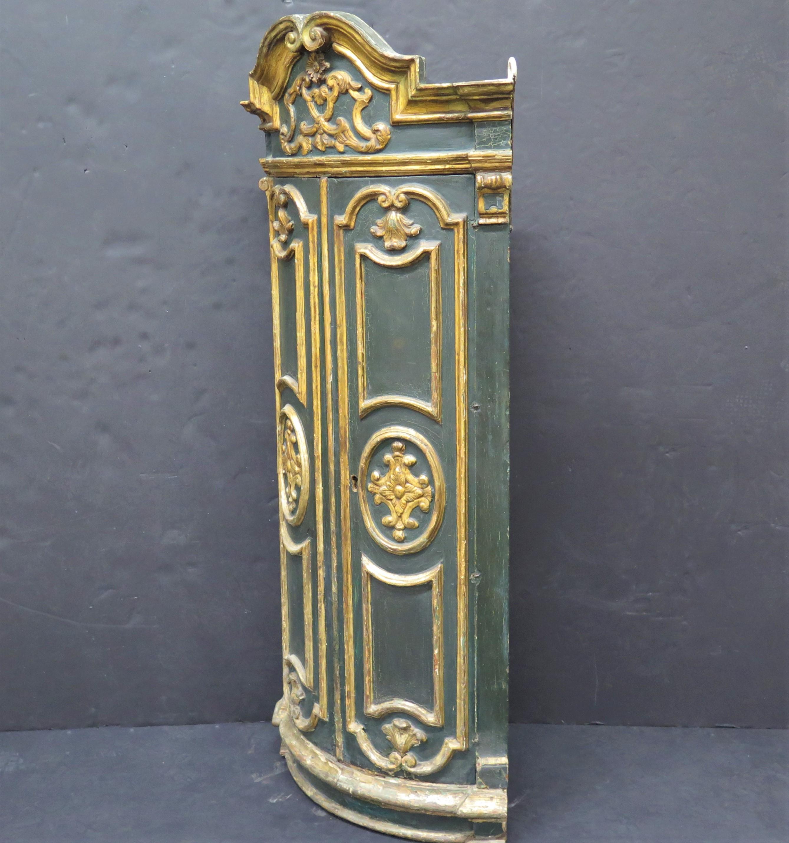 Armario esquinero barroco italiano pintado y dorado siglo XVIII y antes en venta