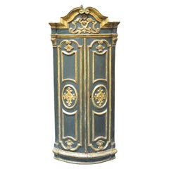 Armario esquinero barroco italiano pintado y dorado