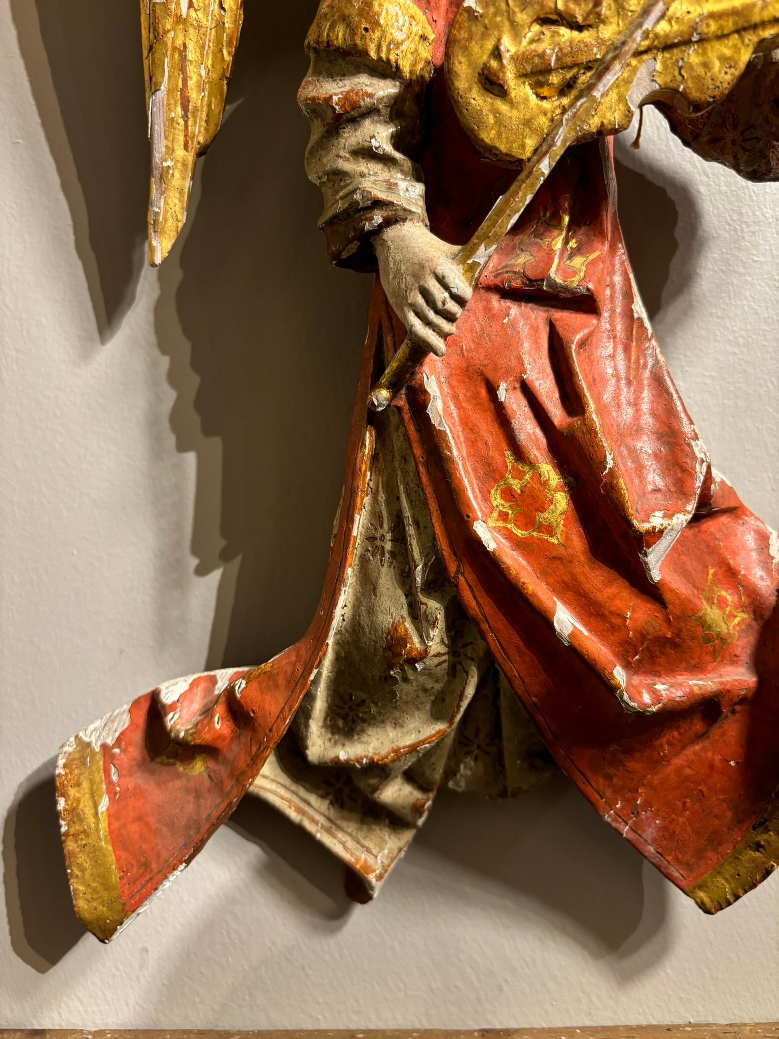 Ángel Alado Barroco Italiano de Madera Pintada y Dorada Tocando un Violín en venta 4