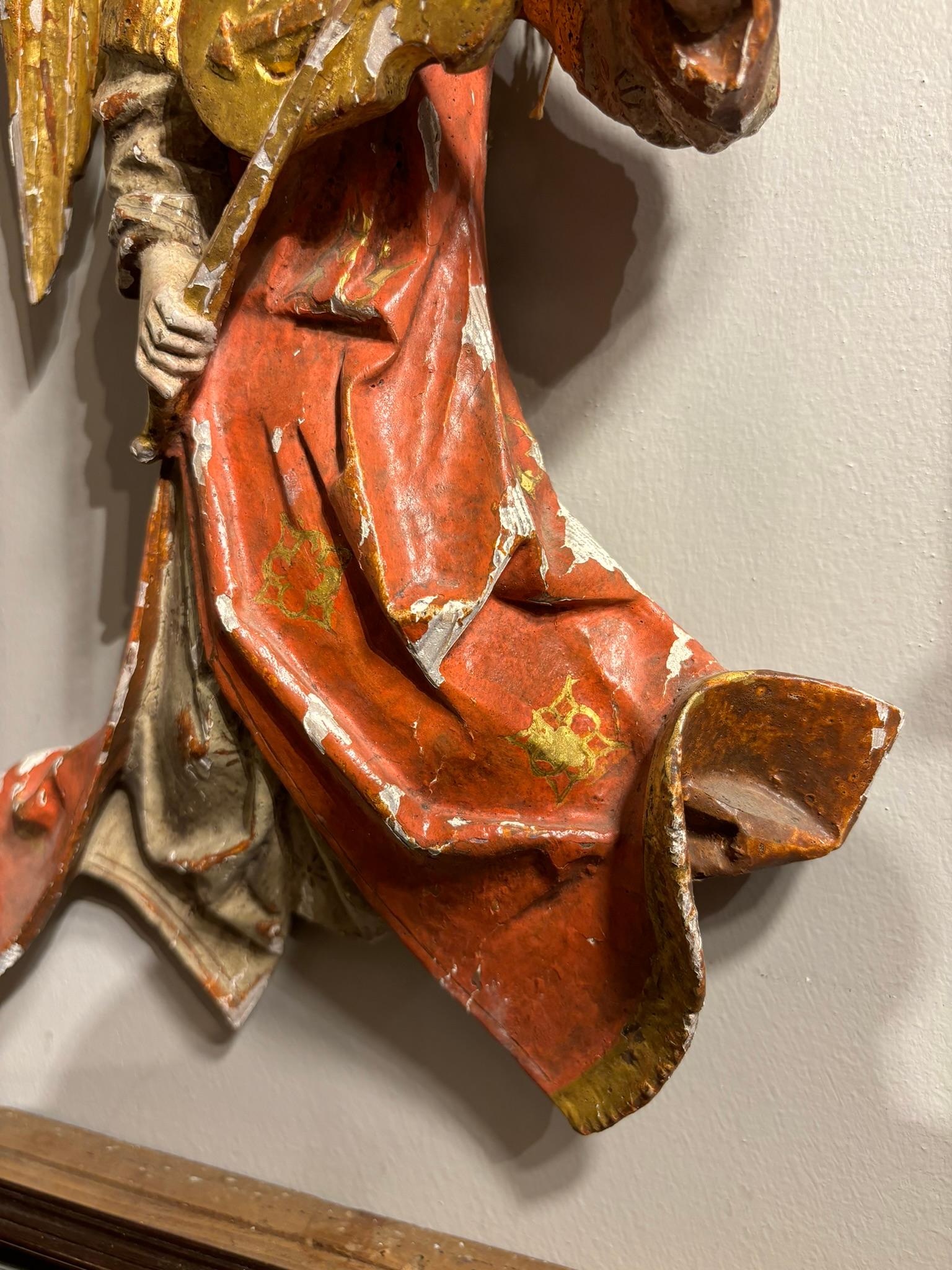 Ángel Alado Barroco Italiano de Madera Pintada y Dorada Tocando un Violín en venta 5