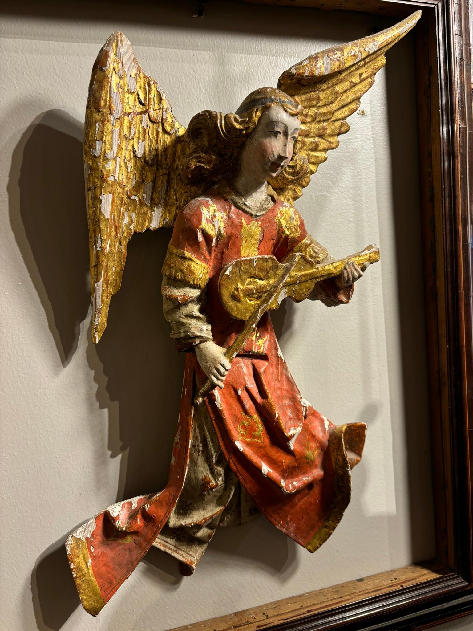 Ángel Alado Barroco Italiano de Madera Pintada y Dorada Tocando un Violín en venta 9