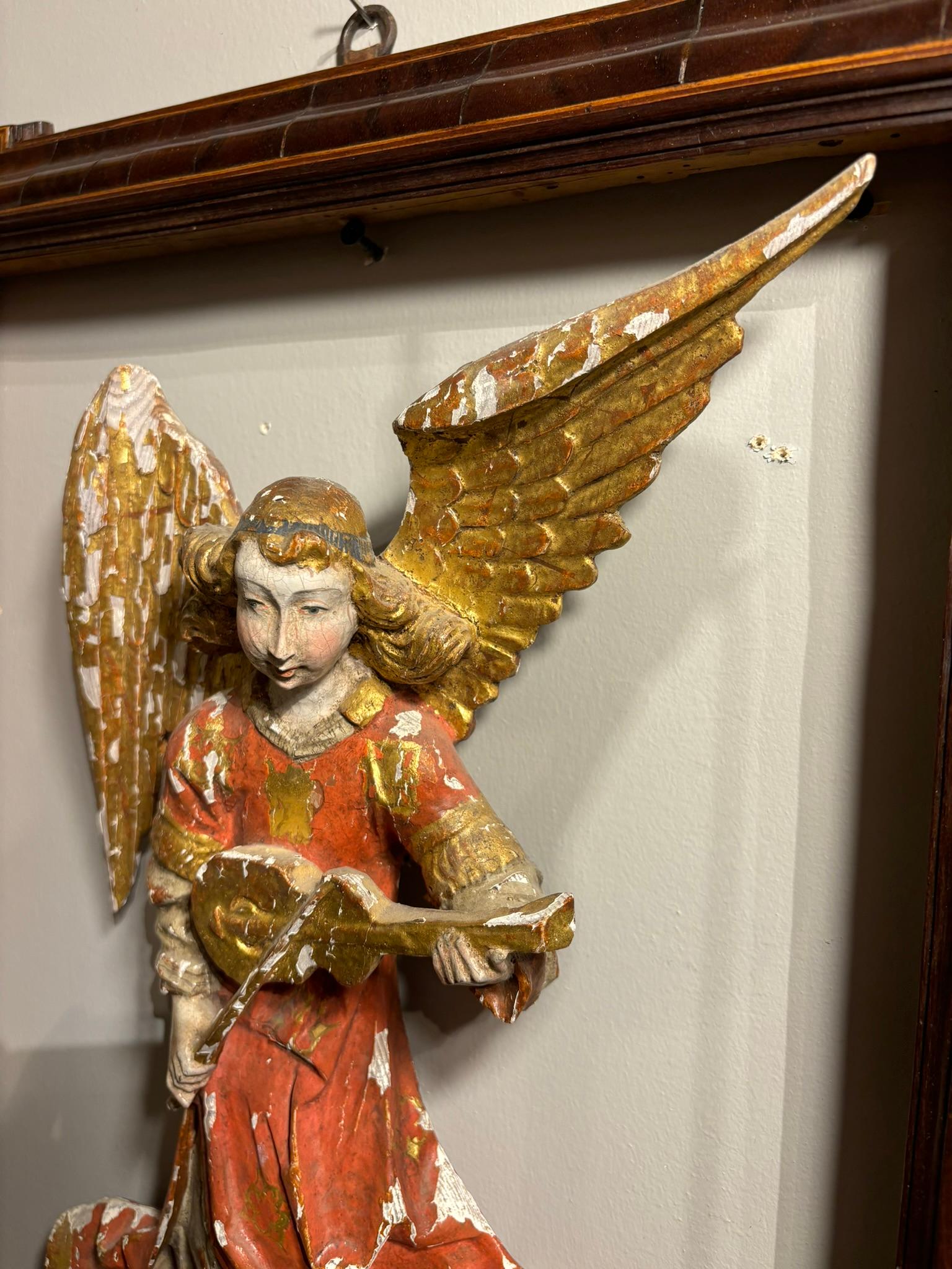 Ángel Alado Barroco Italiano de Madera Pintada y Dorada Tocando un Violín en venta 10