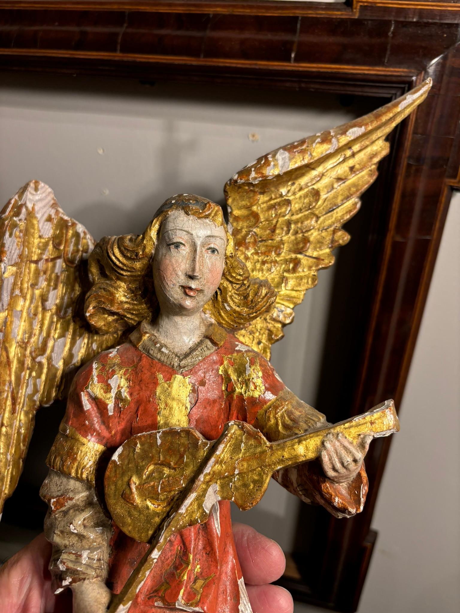 Ángel Alado Barroco Italiano de Madera Pintada y Dorada Tocando un Violín Tallado a mano en venta