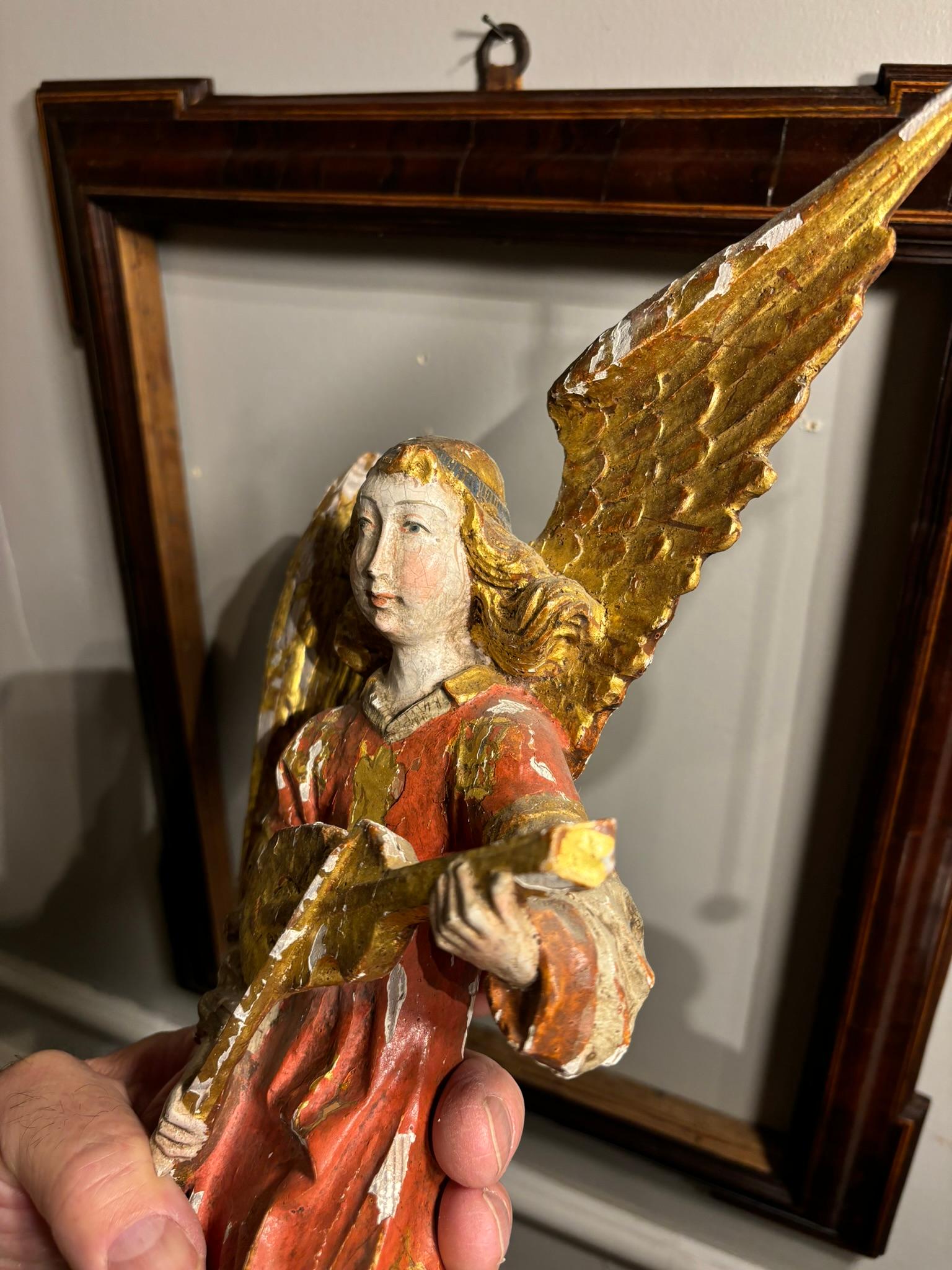 Ángel Alado Barroco Italiano de Madera Pintada y Dorada Tocando un Violín siglo XIX en venta