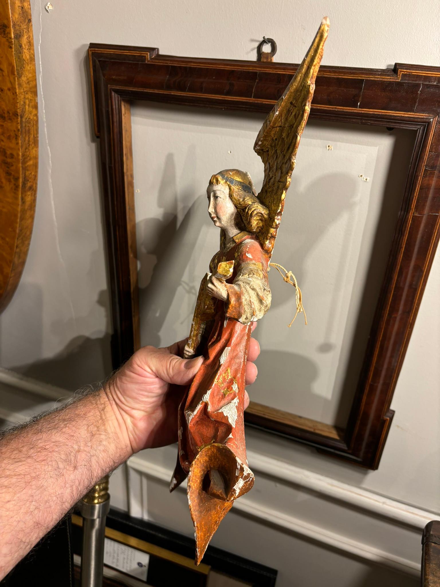 Ángel Alado Barroco Italiano de Madera Pintada y Dorada Tocando un Violín en venta 1