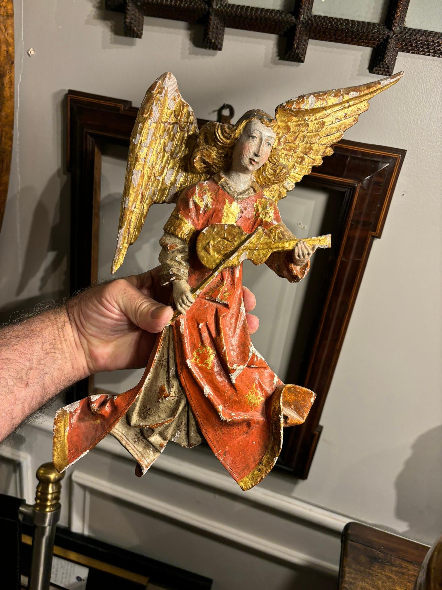 Ángel Alado Barroco Italiano de Madera Pintada y Dorada Tocando un Violín en venta 2