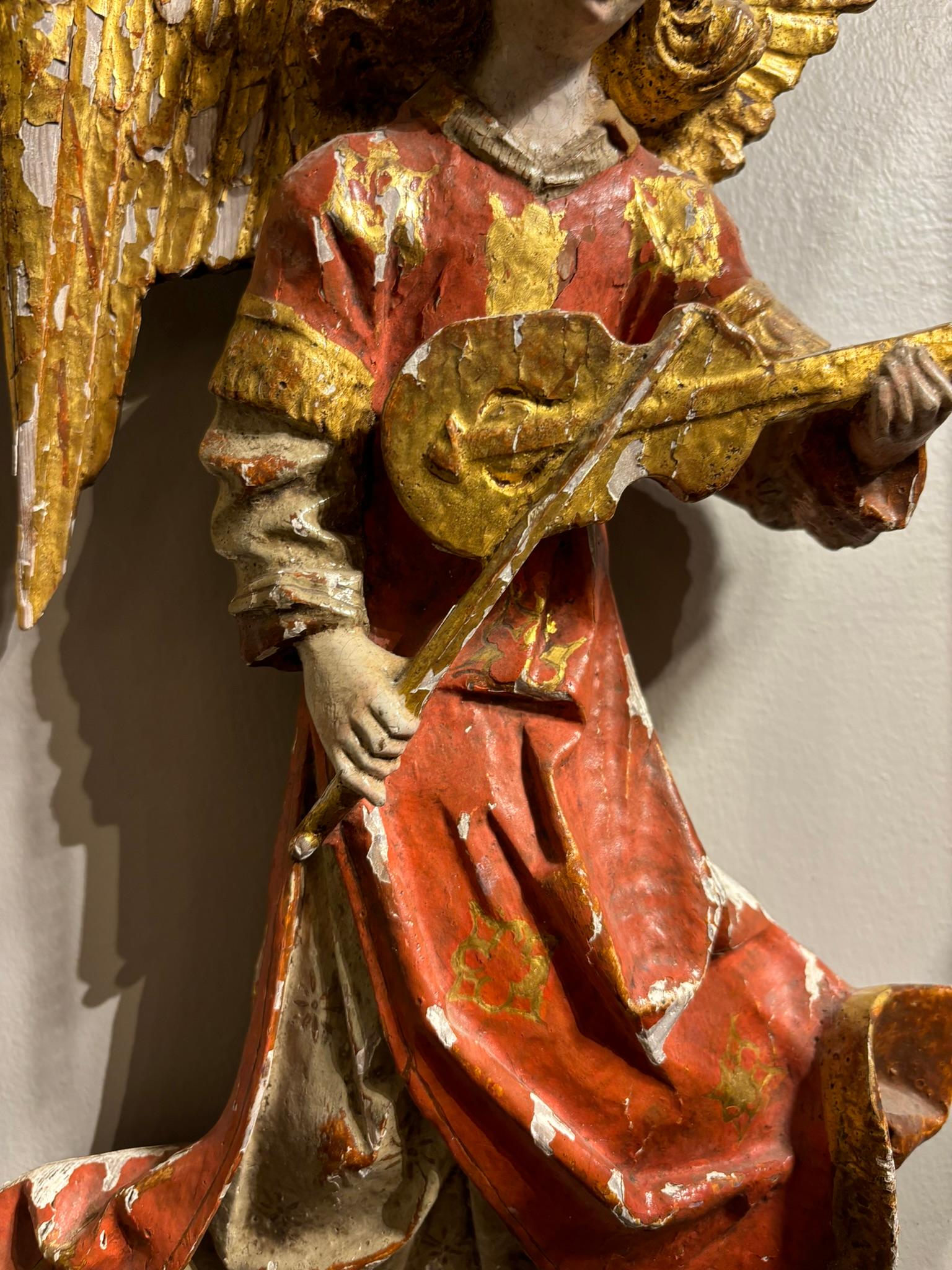 Ángel Alado Barroco Italiano de Madera Pintada y Dorada Tocando un Violín en venta 3
