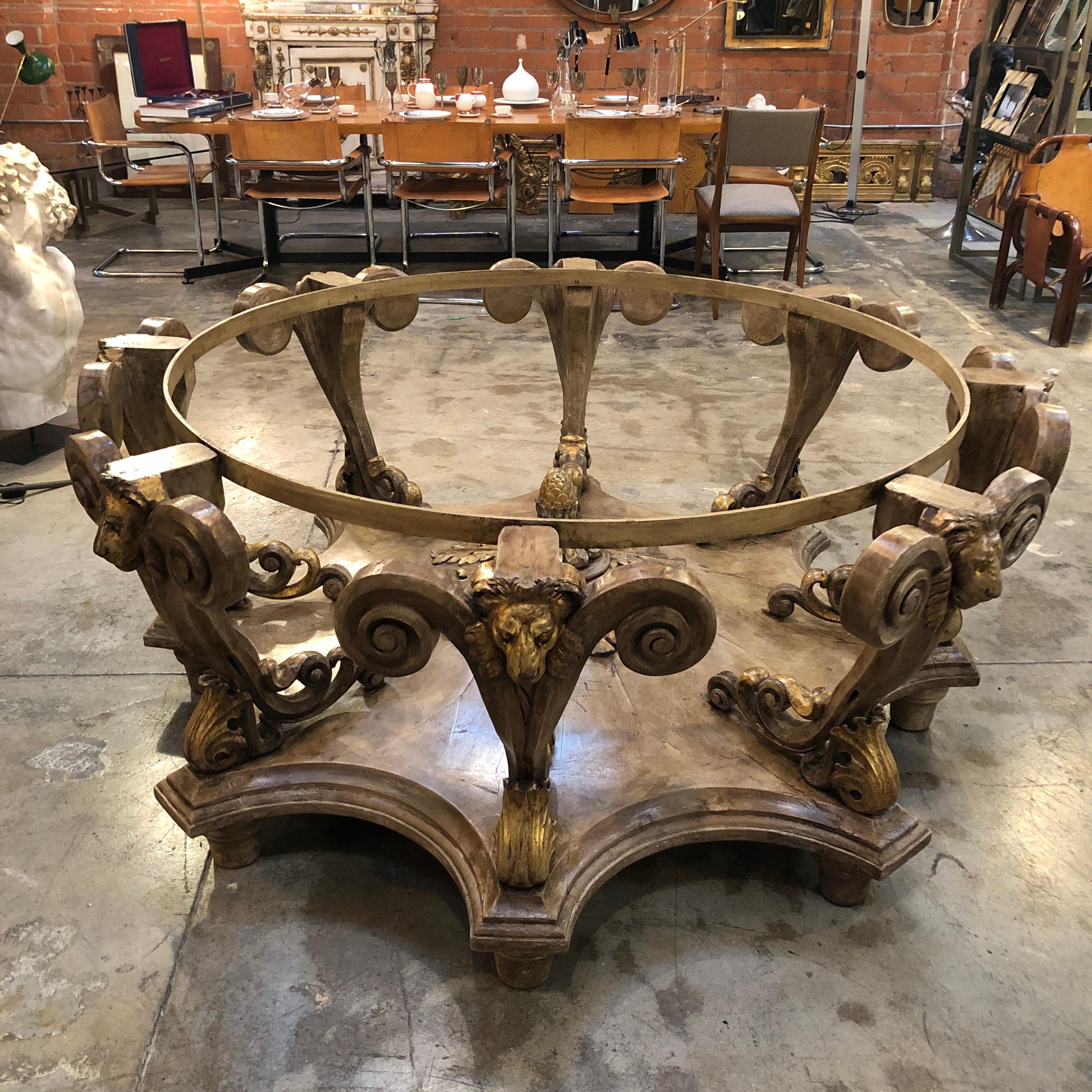 Mesa redonda antigua de estilo barroco italiano. El artículo tiene una tapa de cristal, madera de haya maciza tallada a mano, una base de pedestal de 2,5 m y un deseable acabado pintado en color envejecido. Se cree que la base es de principios del