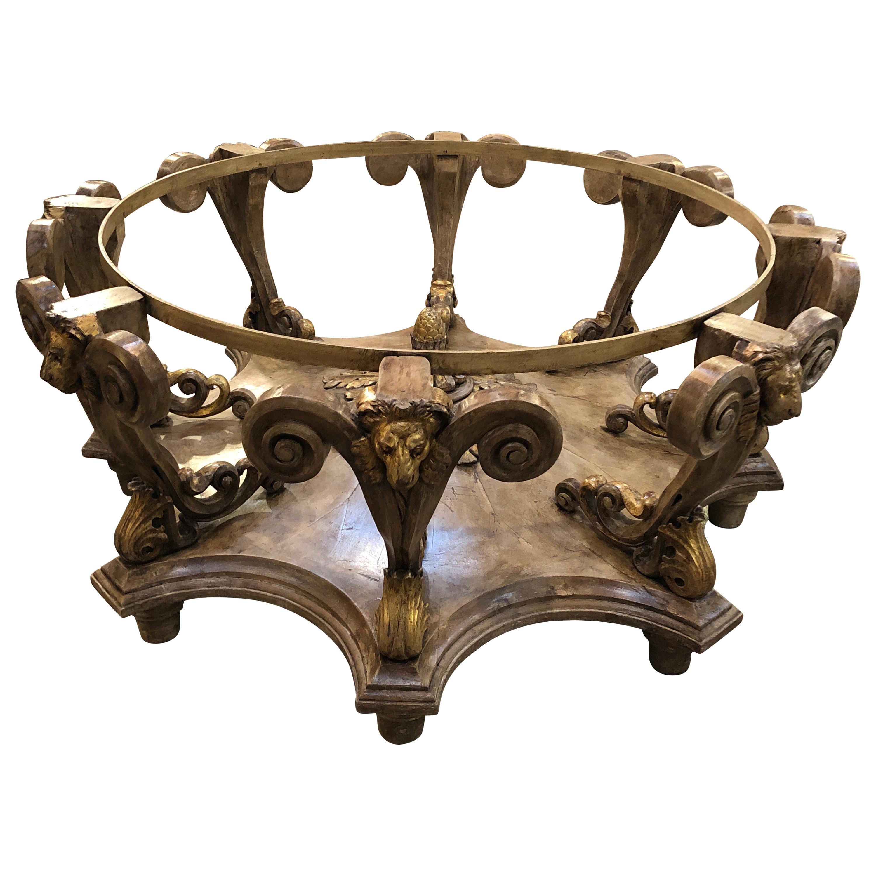 Table ronde italienne baroque en bois sculpté peint et peint, vers 1700, avec plateau en verre en vente