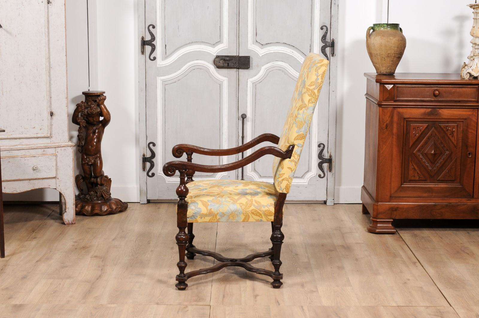 Italian Baroque Period 17th Century Walnut Armchair with Carved X-Form Stretcher For Sale 6