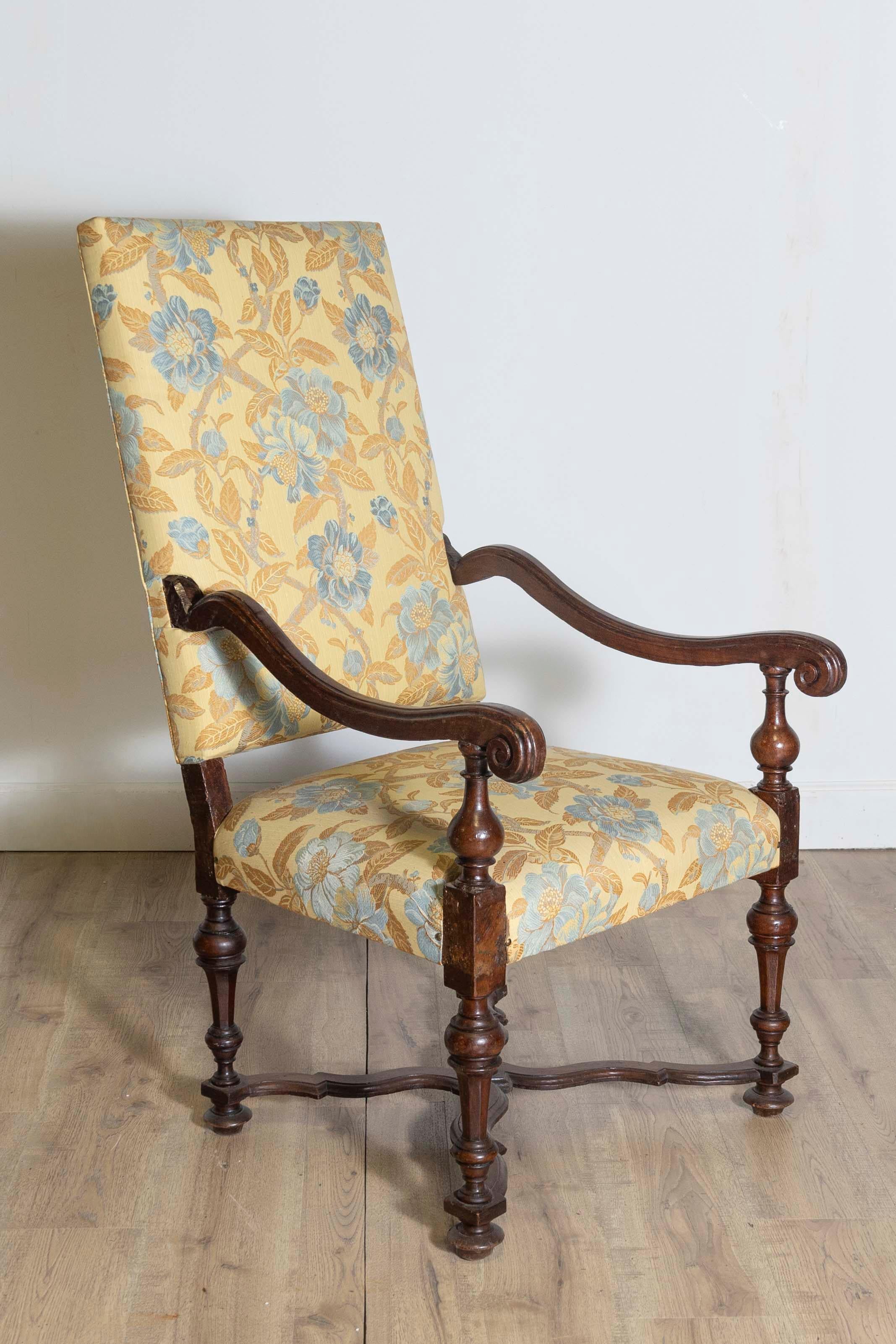 Baroque Fauteuil en noyer de la période baroque italienne du XVIIe siècle avec accoudoir sculpté en forme de X en vente