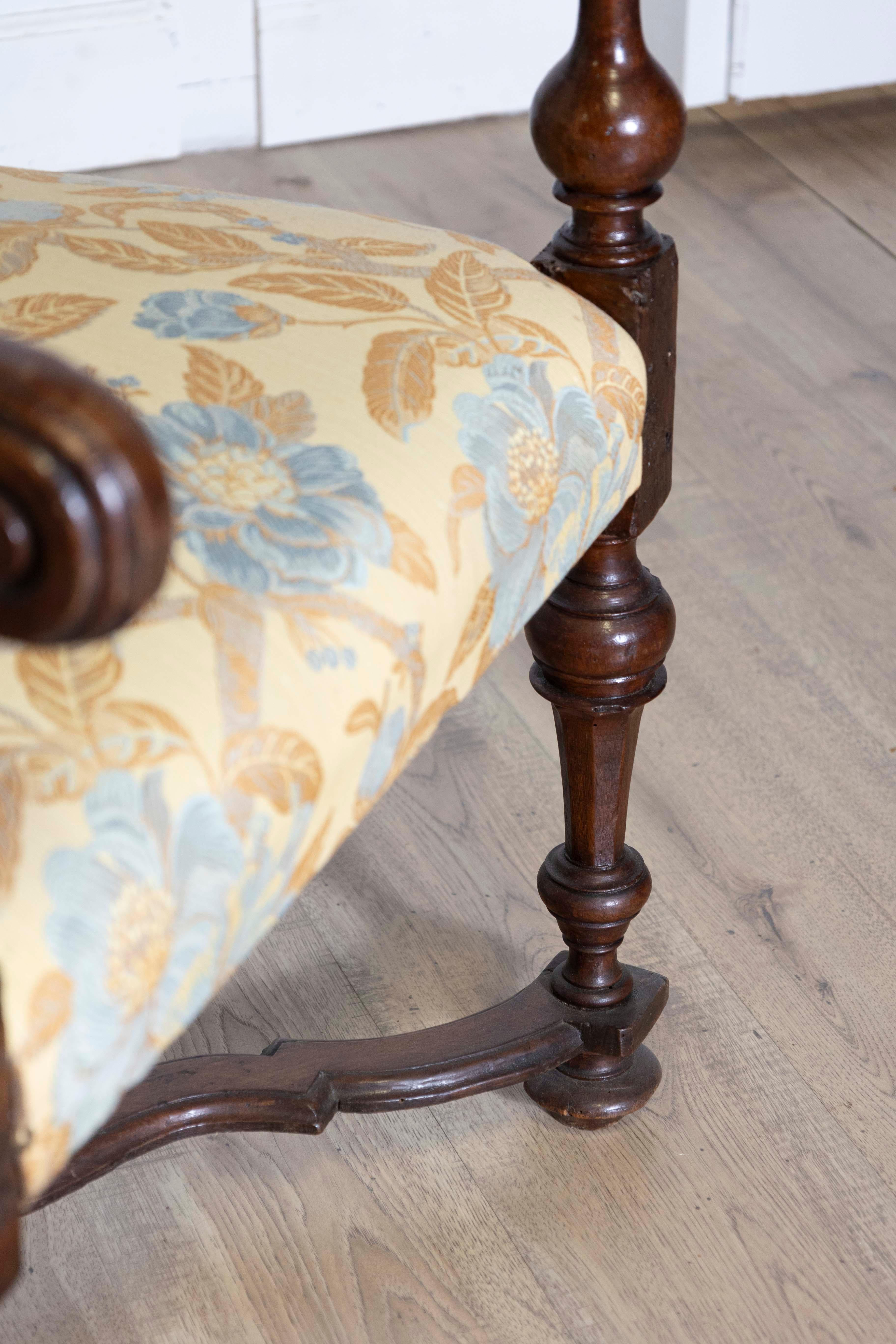 Sculpté Fauteuil en noyer de la période baroque italienne du XVIIe siècle avec accoudoir sculpté en forme de X en vente