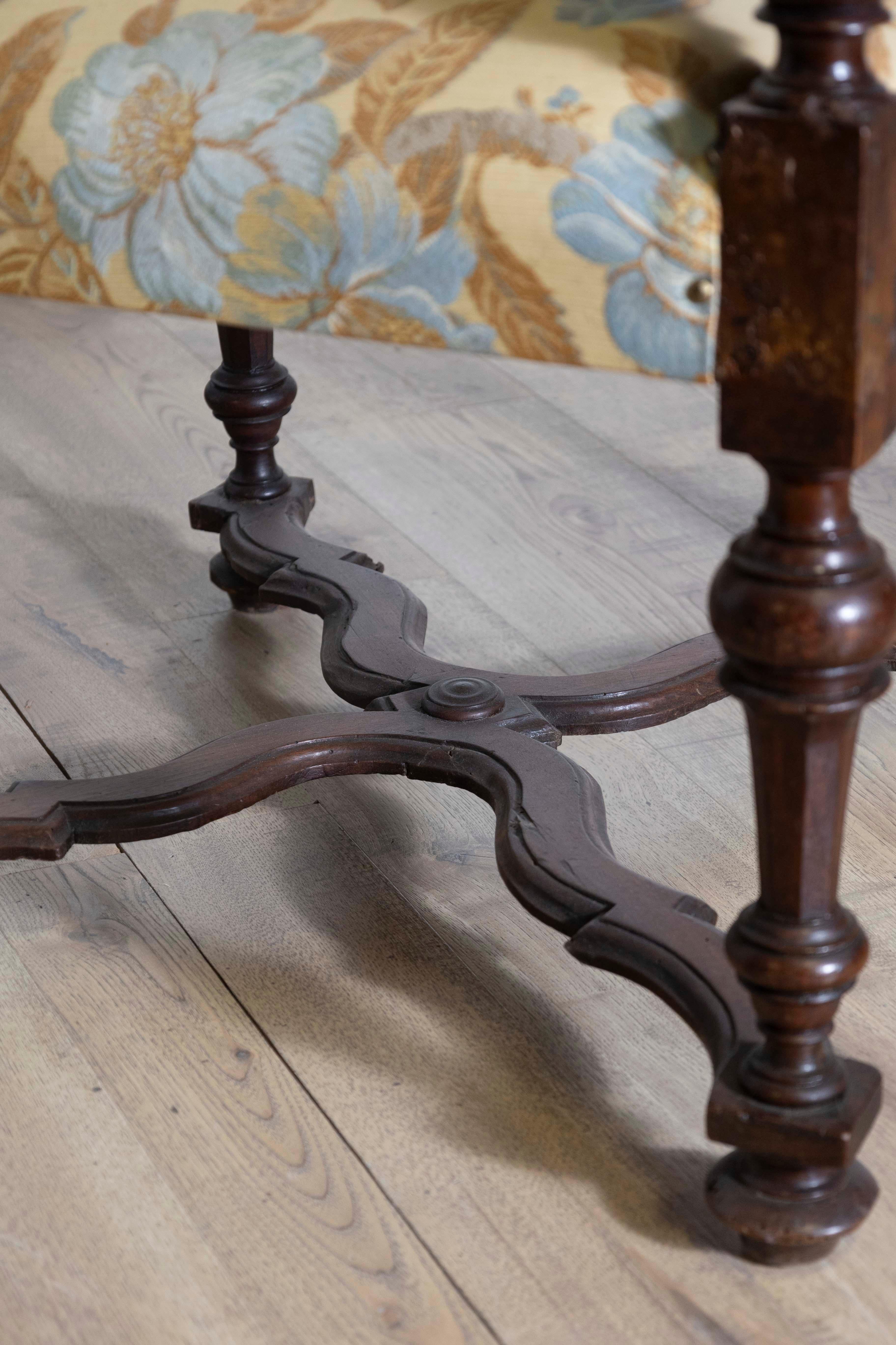 Fauteuil en noyer de la période baroque italienne du XVIIe siècle avec accoudoir sculpté en forme de X Bon état - En vente à Atlanta, GA