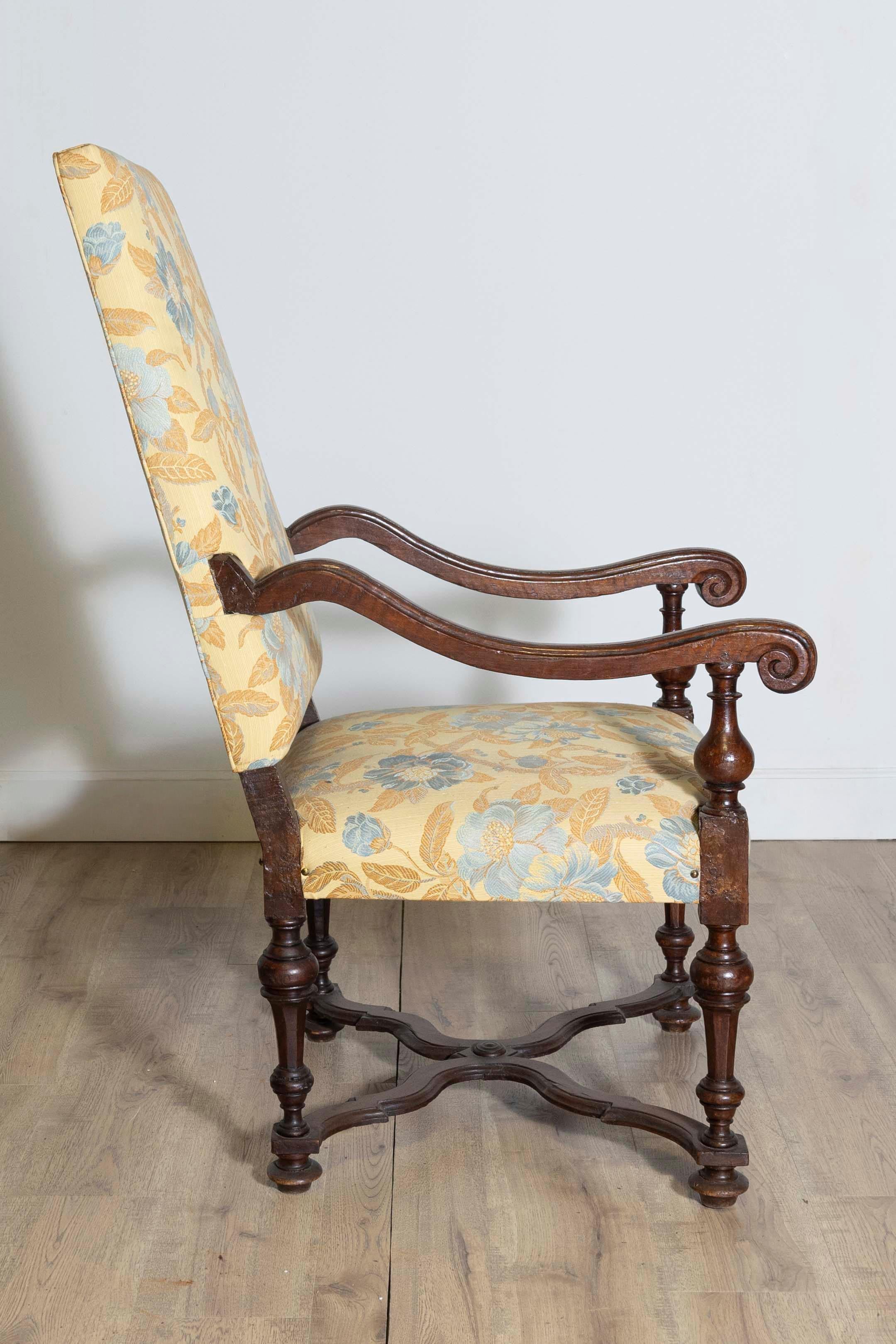 XVIIIe siècle et antérieur Fauteuil en noyer de la période baroque italienne du XVIIe siècle avec accoudoir sculpté en forme de X en vente