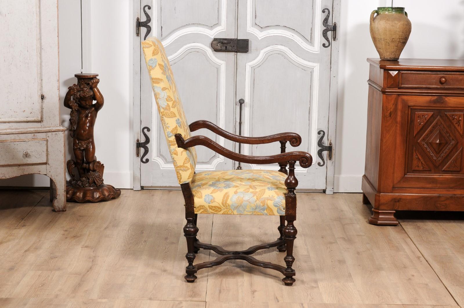 Italian Baroque Period 17th Century Walnut Armchair with Carved X-Form Stretcher For Sale 2