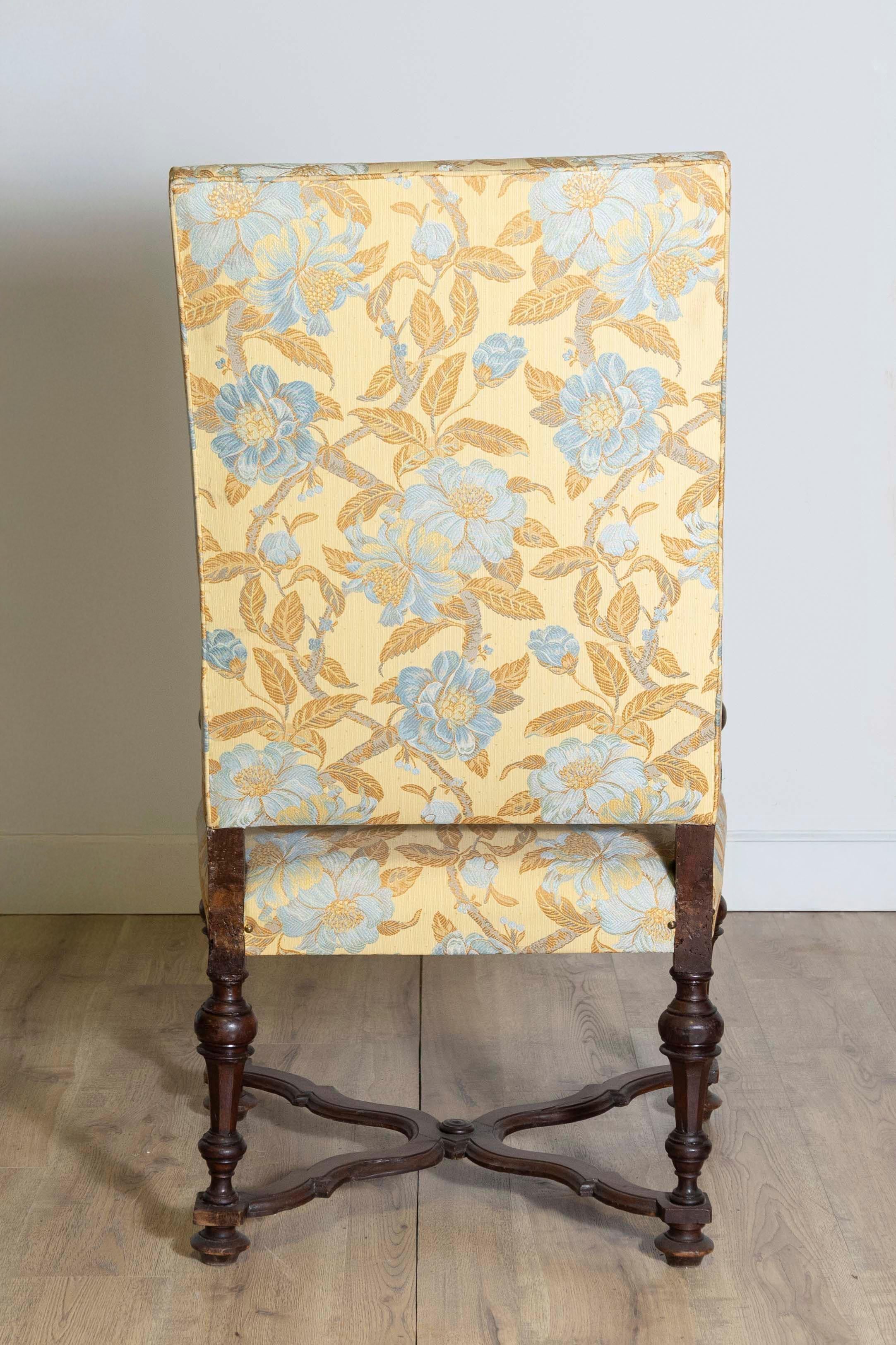 Tissu d'ameublement Fauteuil en noyer de la période baroque italienne du XVIIe siècle avec accoudoir sculpté en forme de X en vente