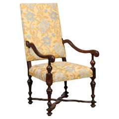 Fauteuil en noyer de la période baroque italienne du XVIIe siècle avec accoudoir sculpté en forme de X