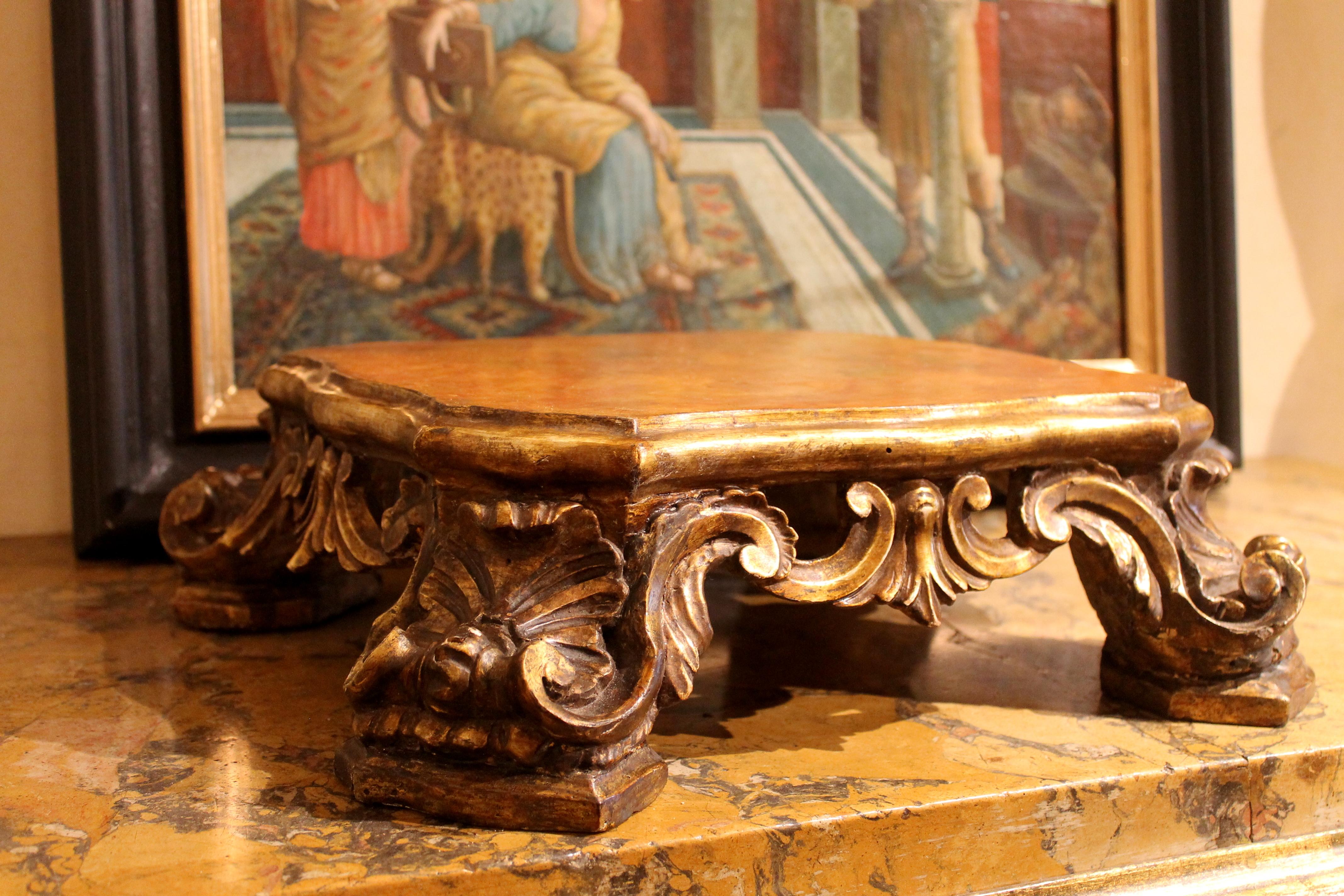 Italian Baroque Period Hand Carved, Gilded and Lacquered Wooden Base or Stand In Good Condition In Firenze, IT