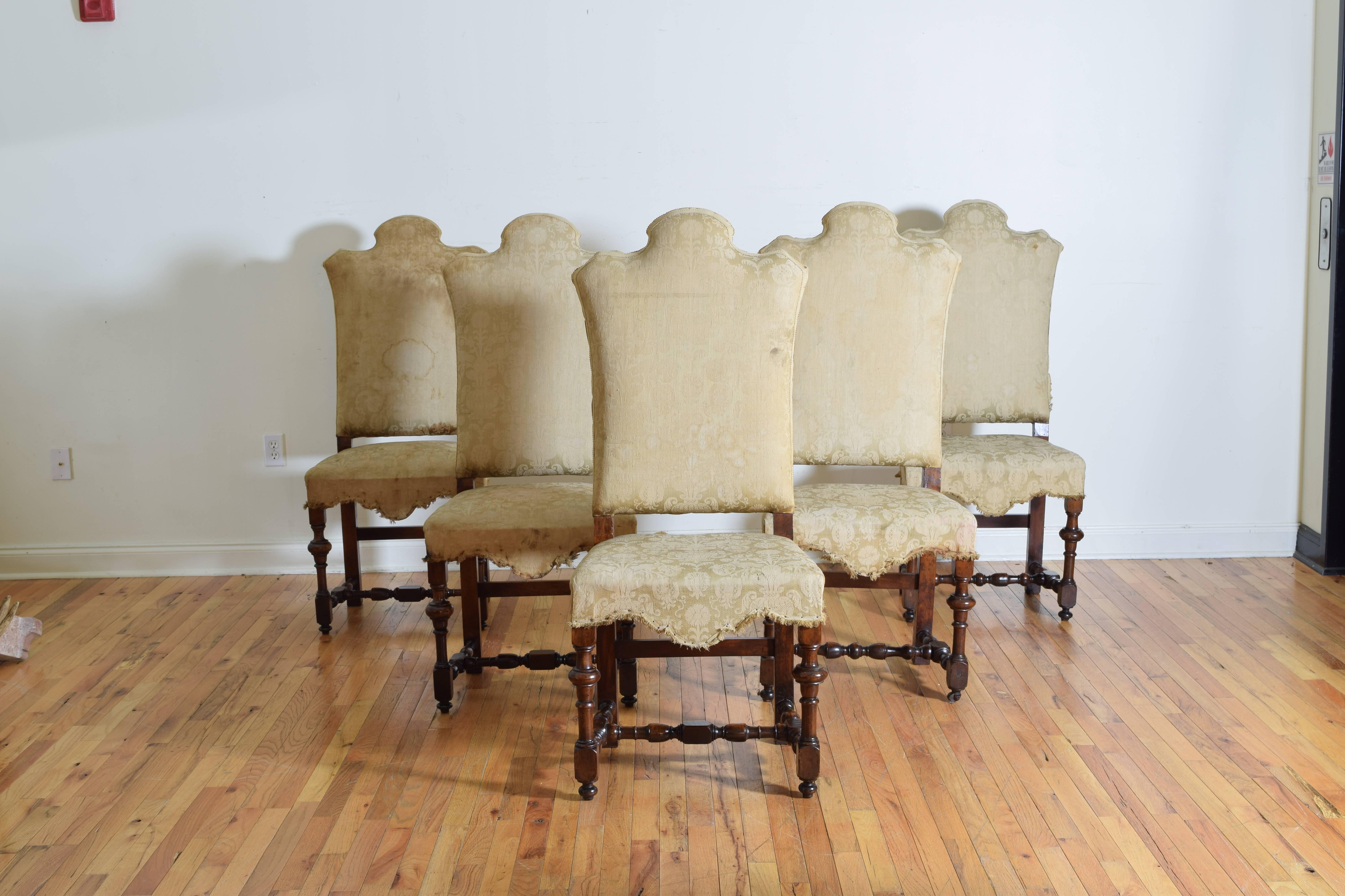 Italian Baroque Period Set of Six Turned Walnut Dining Chairs, 18th Century In Good Condition In Atlanta, GA