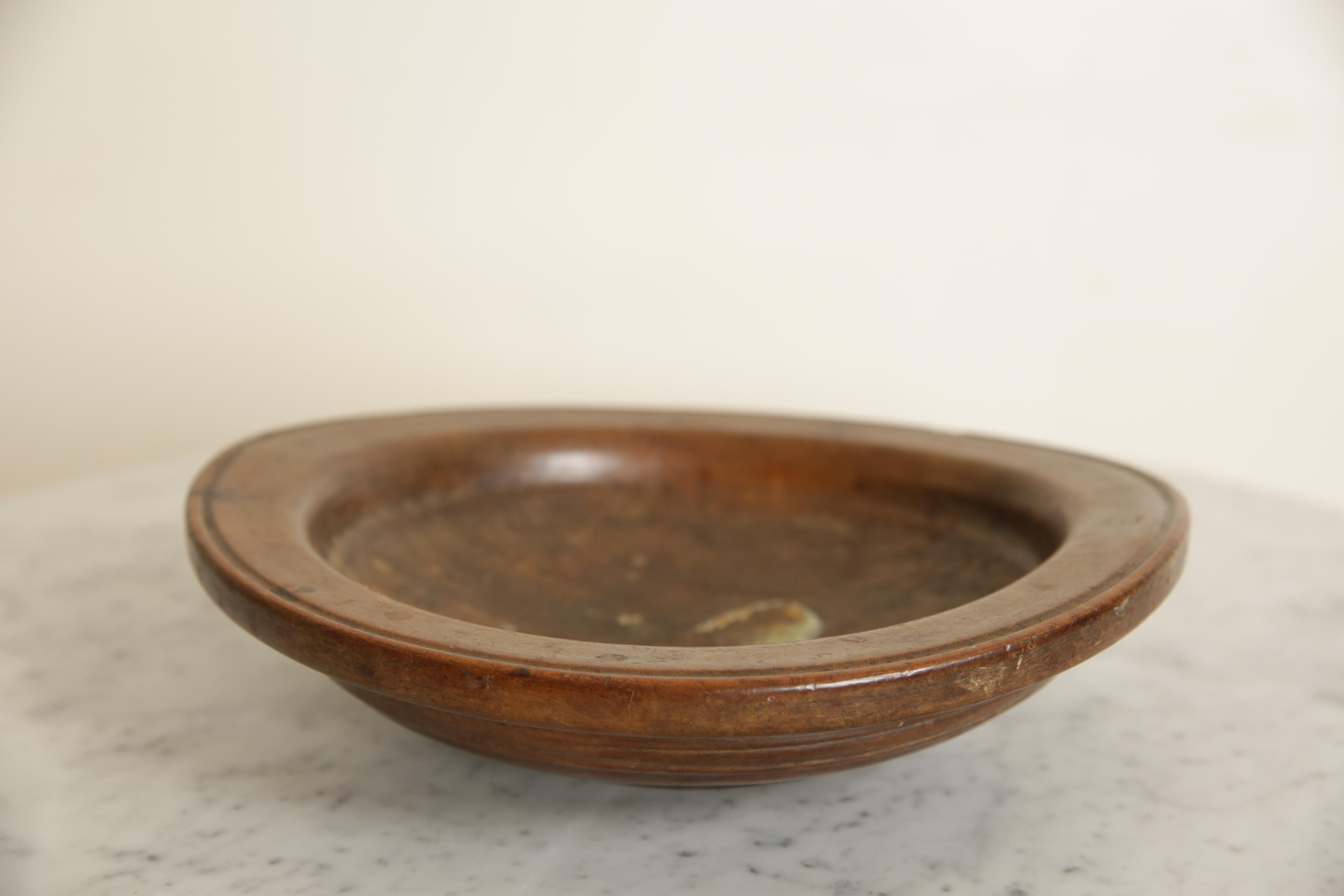 di forma circolare con diversi livelli modanati e una base circolare più piccola, il piatto in noce presenta una grande usura e patina ed è timbrato con diverse iniziali del parrocchiano incaricato di offrirlo durante la messa